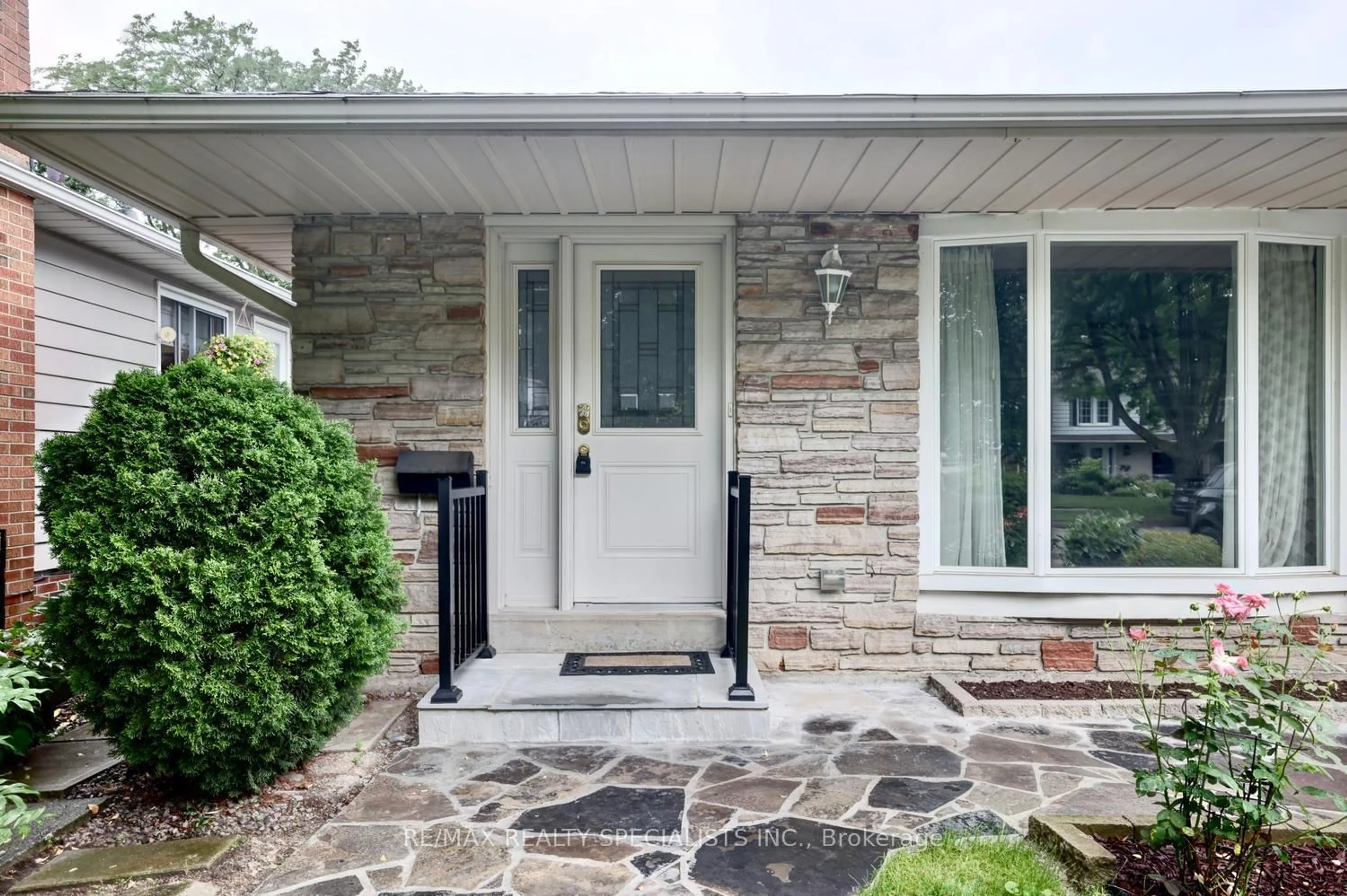 Home with brick exterior material, street for 2390 Pyramid Cres, Mississauga Ontario L5K 1C9