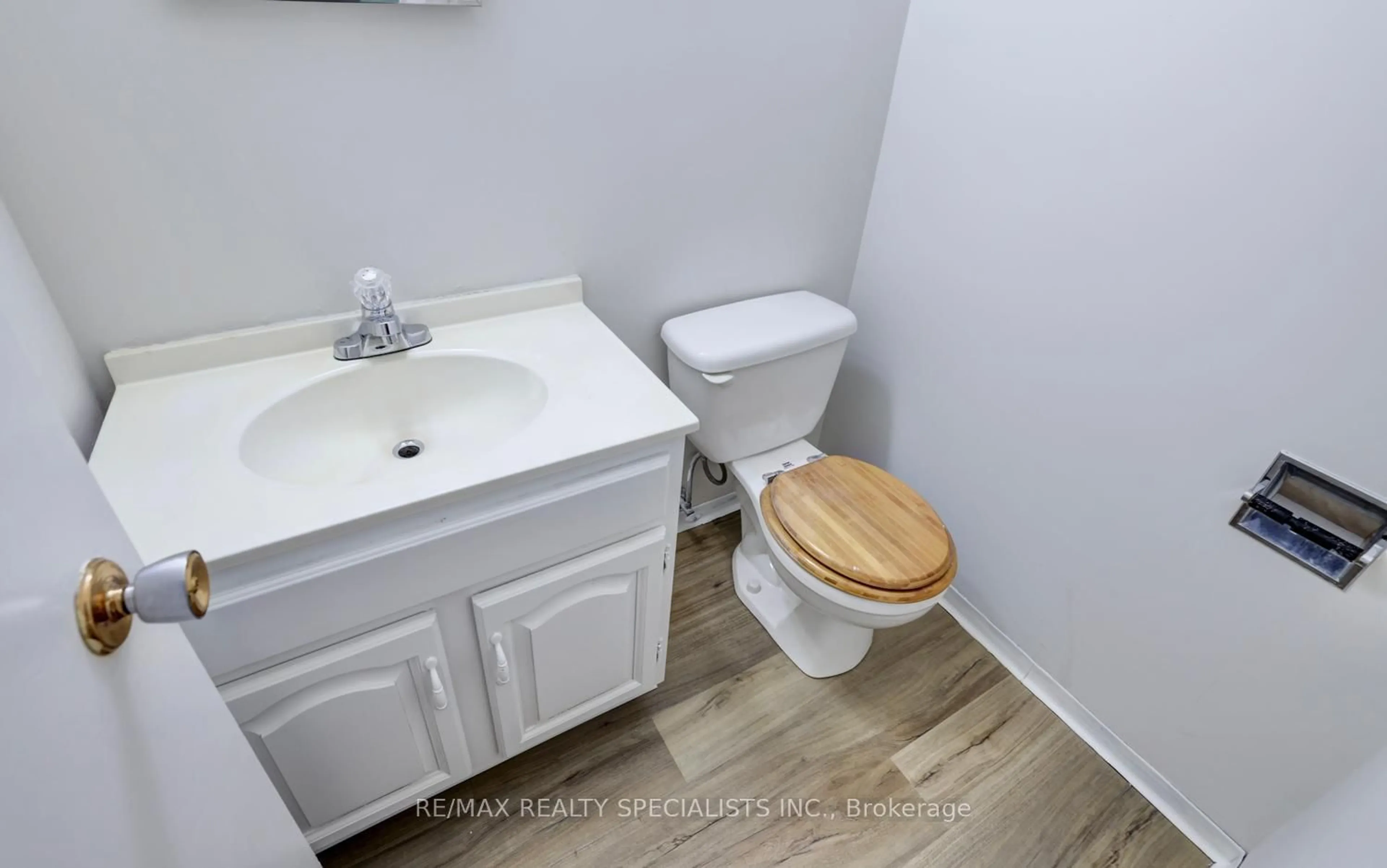 Standard bathroom, unknown for 2390 Pyramid Cres, Mississauga Ontario L5K 1C9