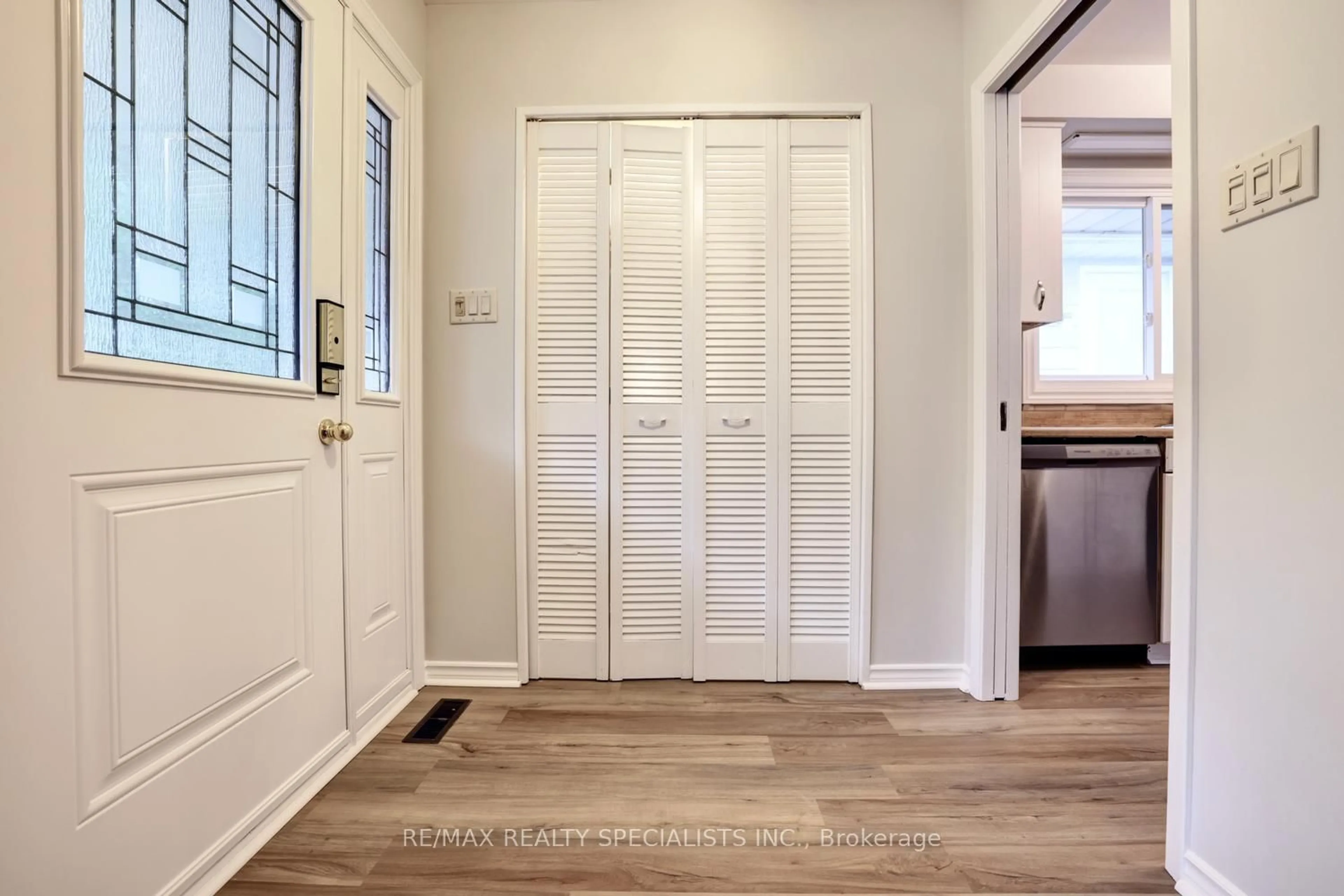 Indoor entryway for 2390 Pyramid Cres, Mississauga Ontario L5K 1C9