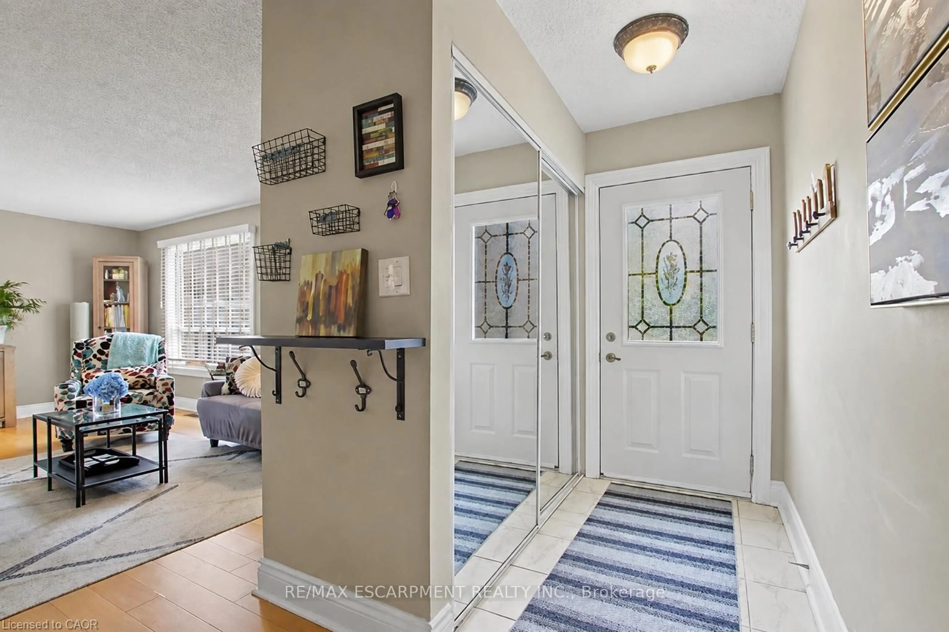 Indoor entryway for 661 Francis Rd #4, Burlington Ontario L7T 3X6