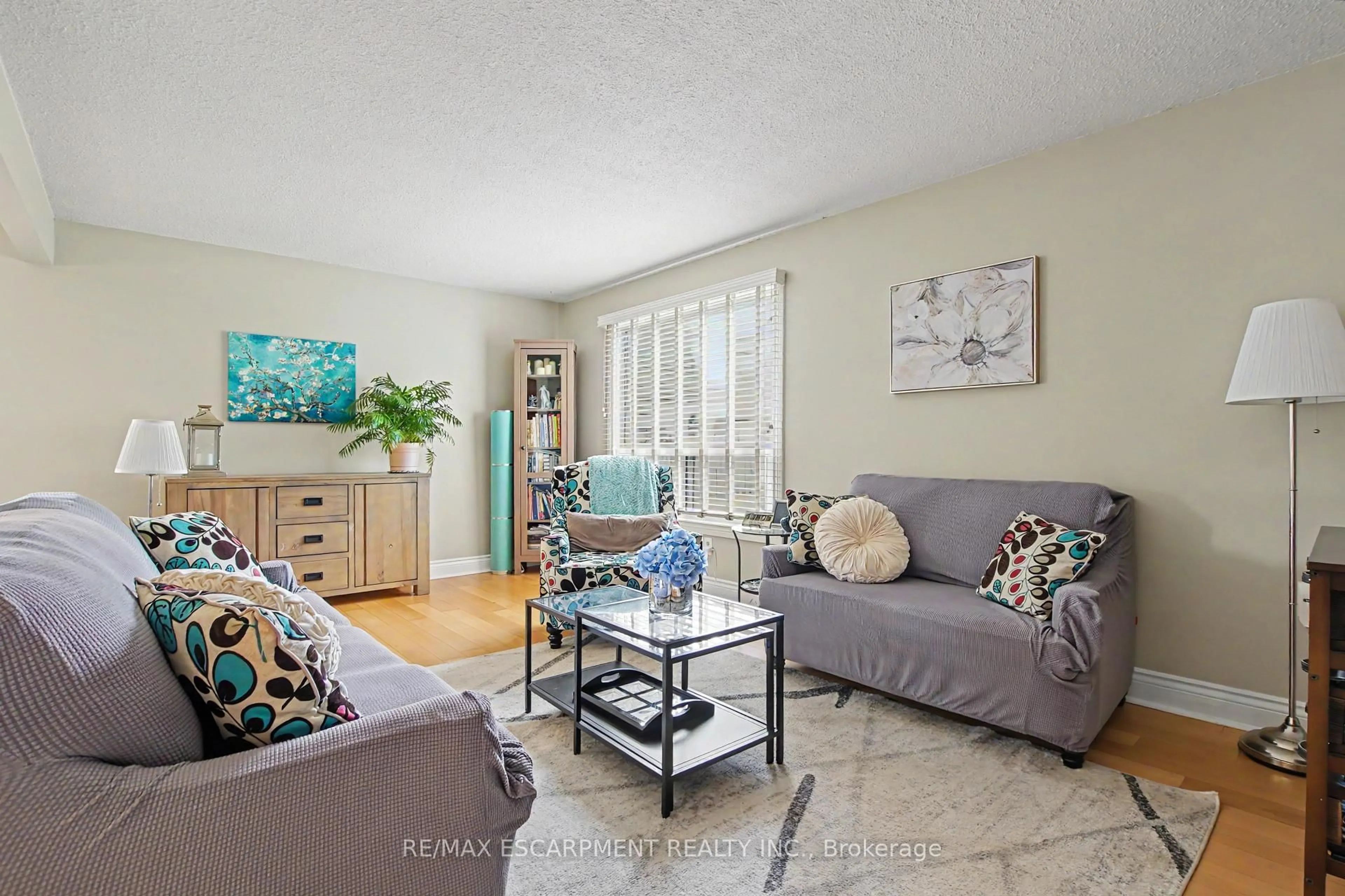 Living room with furniture, unknown for 661 Francis Rd #4, Burlington Ontario L7T 3X6
