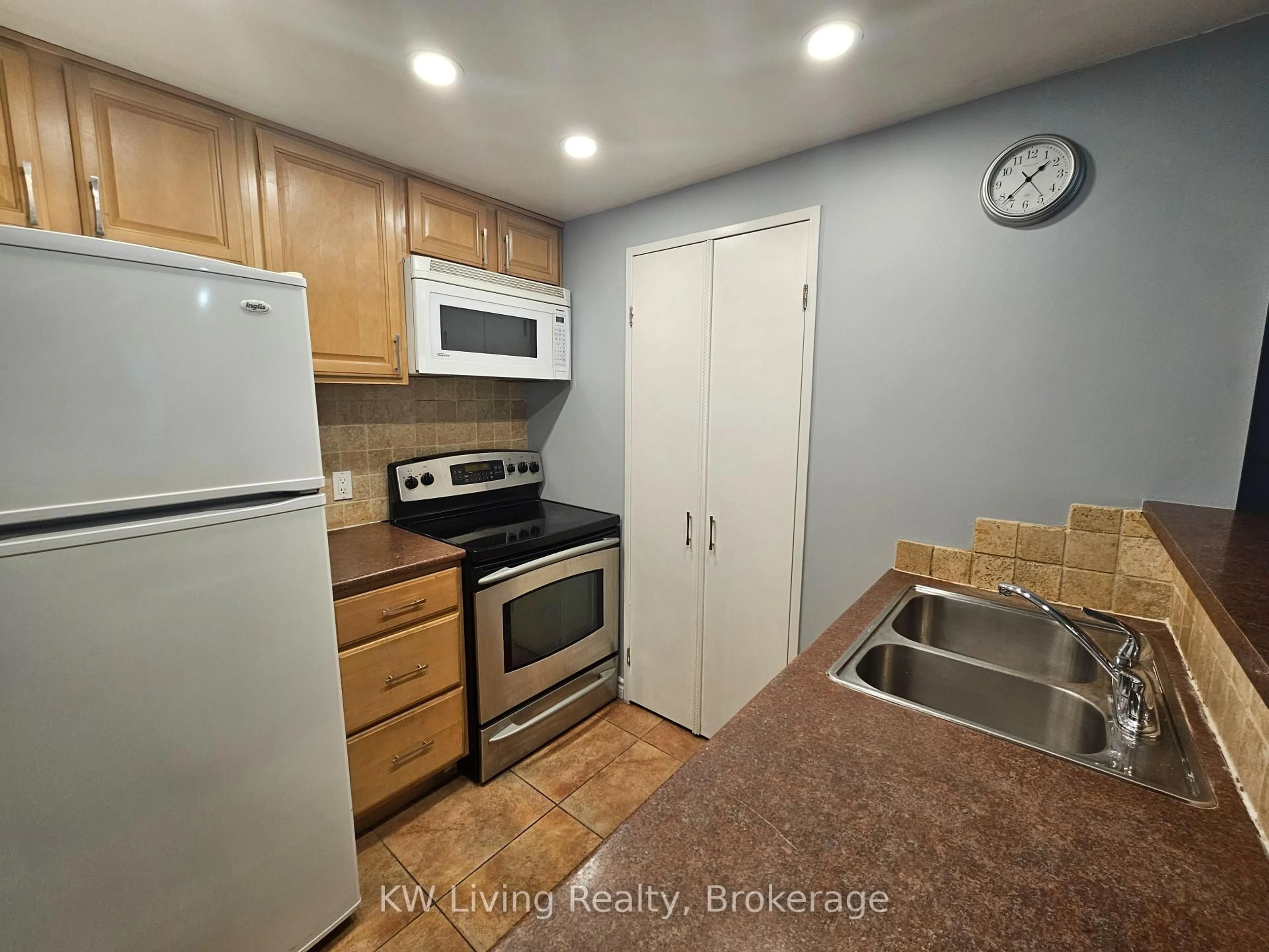 Standard kitchen, unknown for 265 Enfield Pl #1502, Mississauga Ontario L5B 3Y7