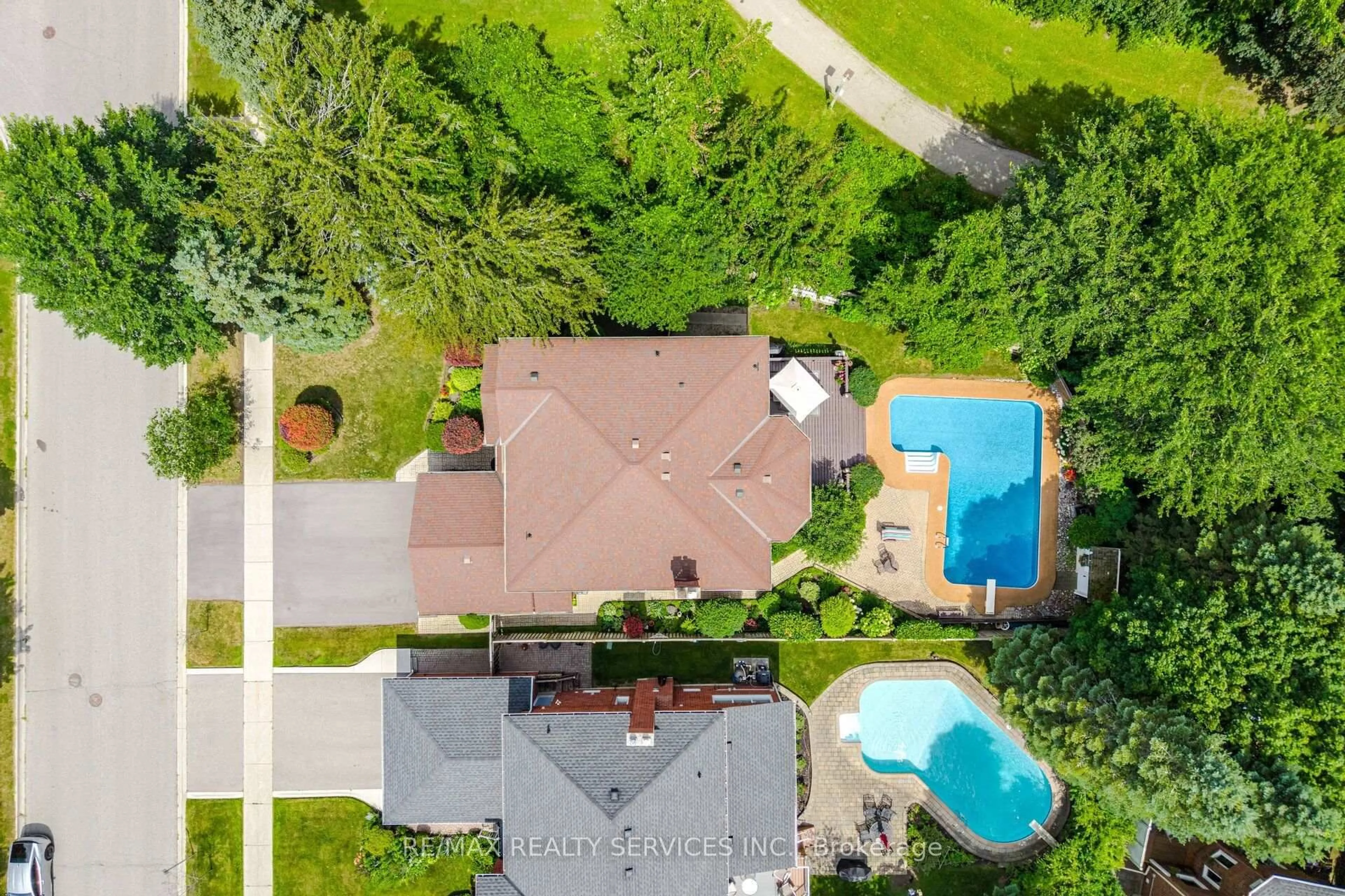 A pic from outside/outdoor area/front of a property/back of a property/a pic from drone, street for 29 Christie Dr, Brampton Ontario L6Z 3J5
