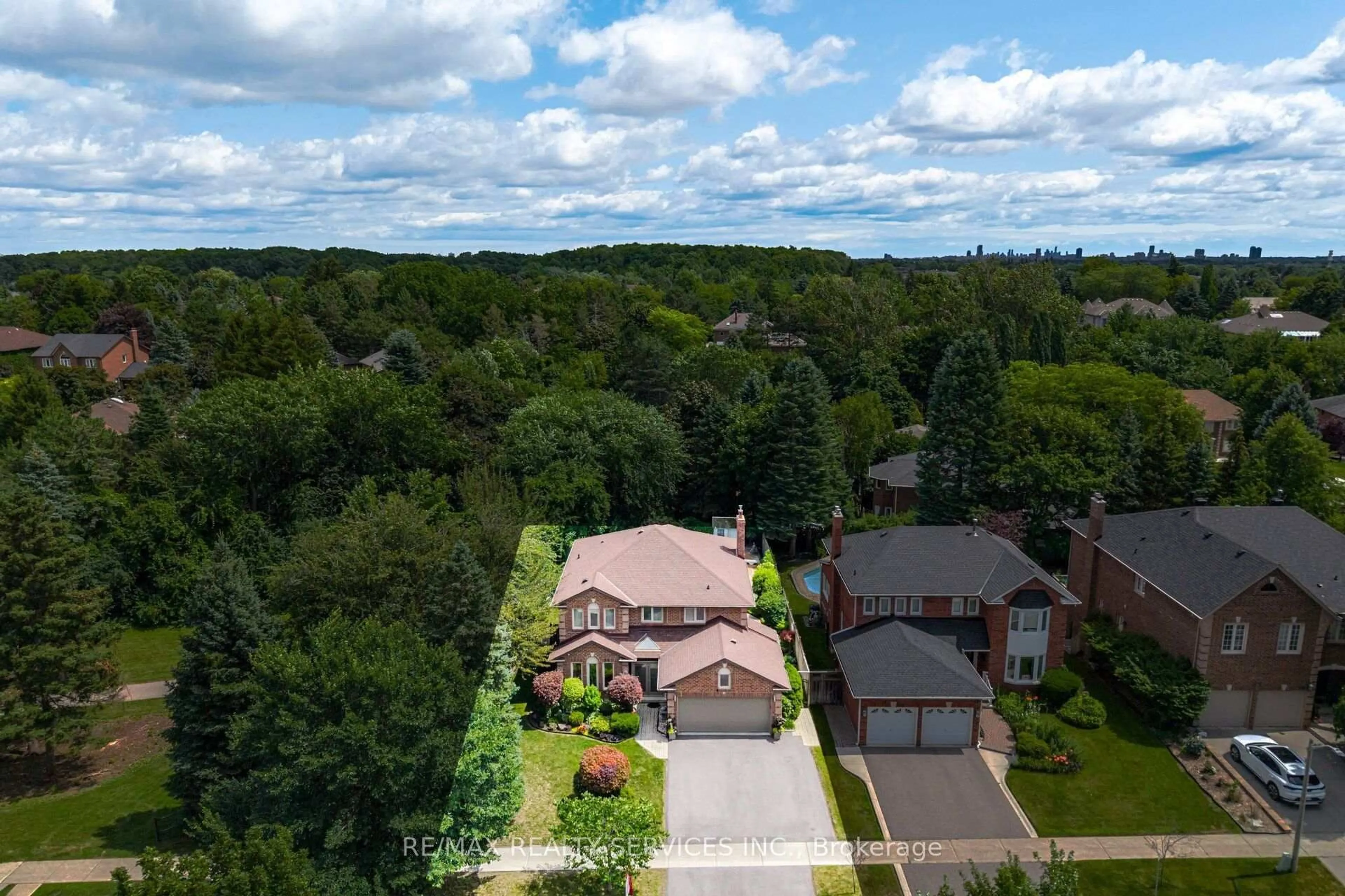 A pic from outside/outdoor area/front of a property/back of a property/a pic from drone, unknown for 29 Christie Dr, Brampton Ontario L6Z 3J5