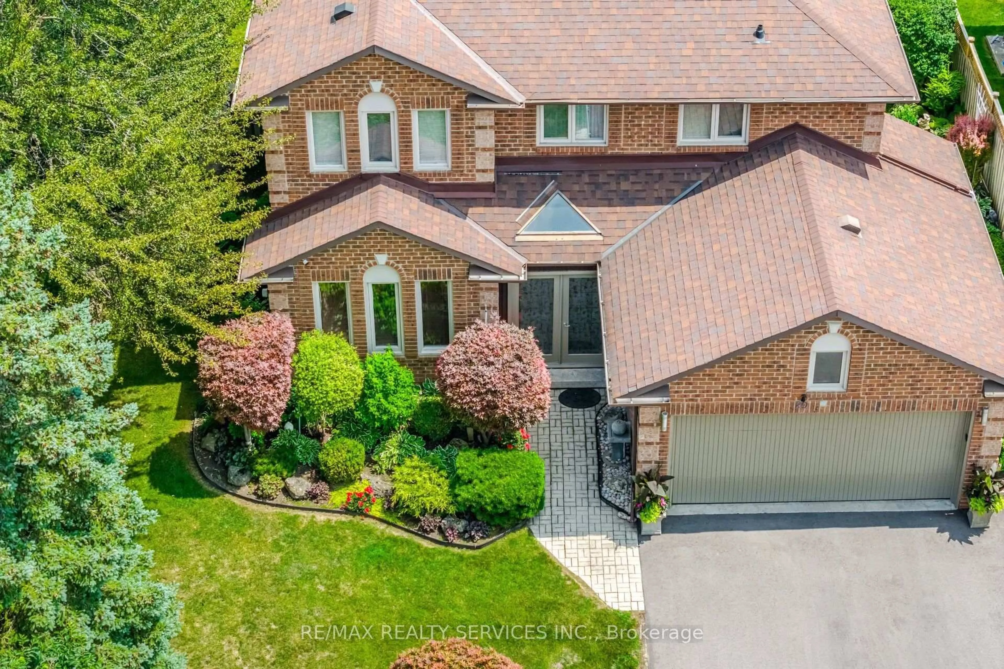 A pic from outside/outdoor area/front of a property/back of a property/a pic from drone, street for 29 Christie Dr, Brampton Ontario L6Z 3J5