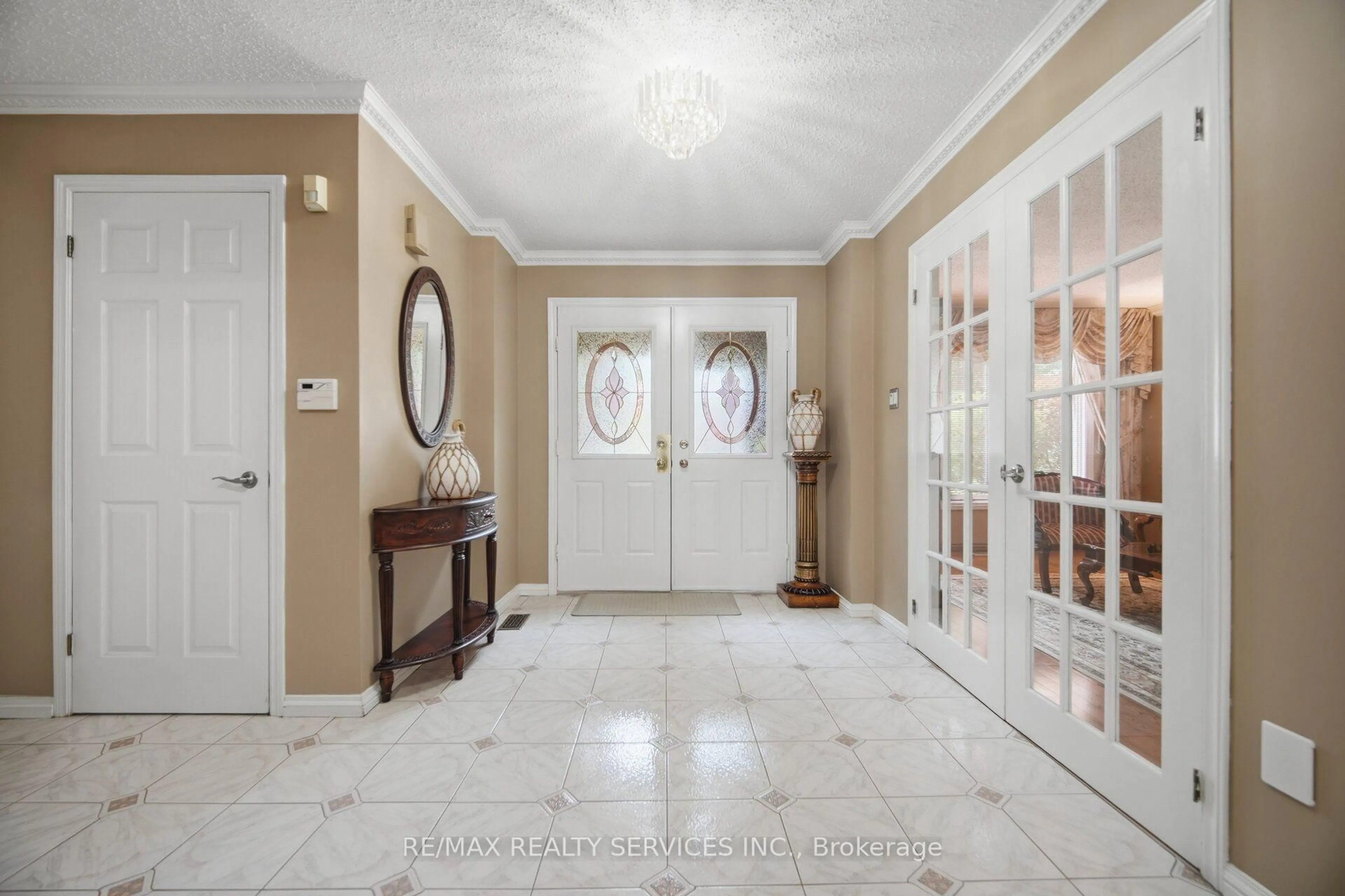 Indoor foyer for 29 Christie Dr, Brampton Ontario L6Z 3J5