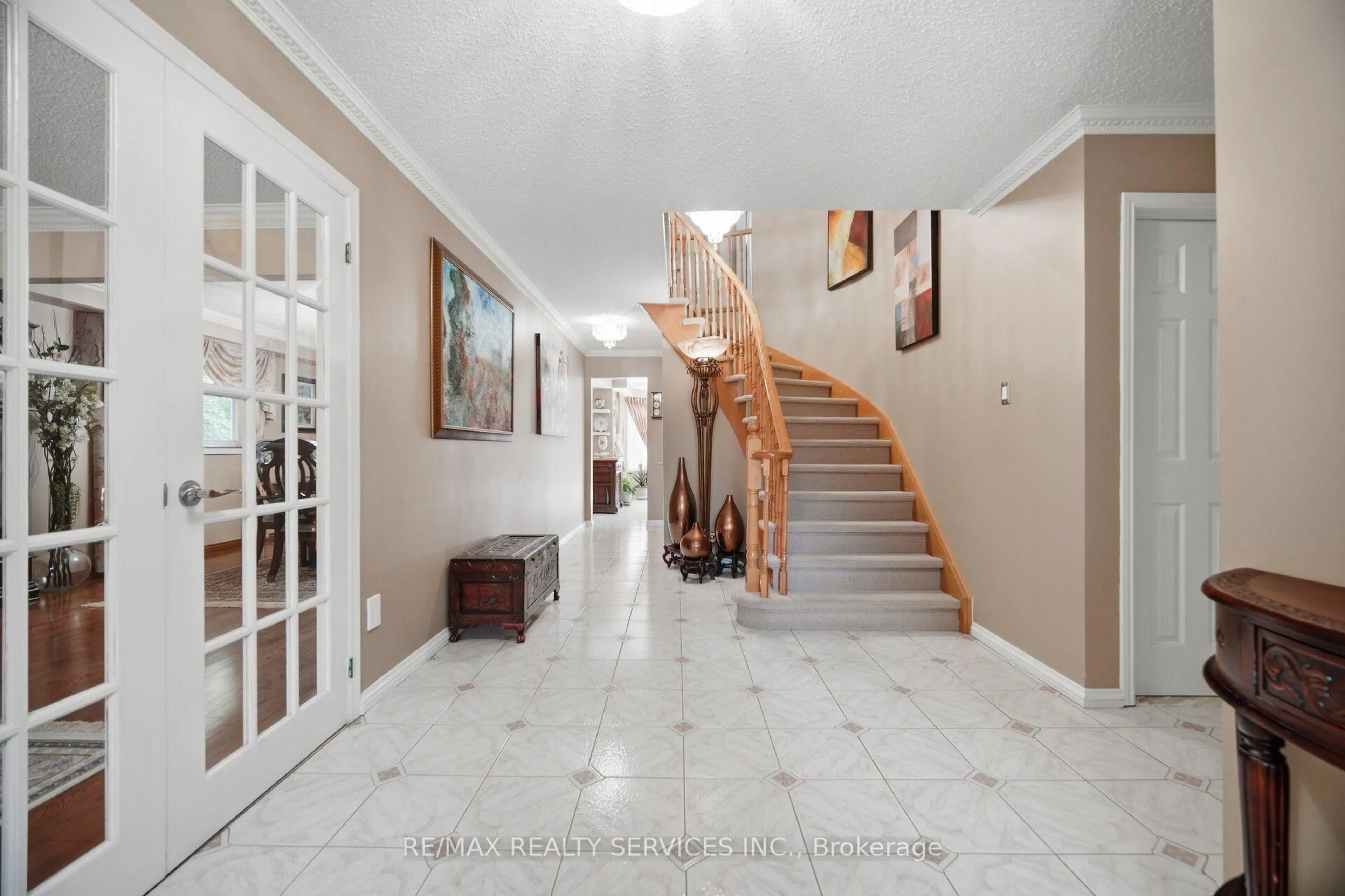 Indoor foyer for 29 Christie Dr, Brampton Ontario L6Z 3J5