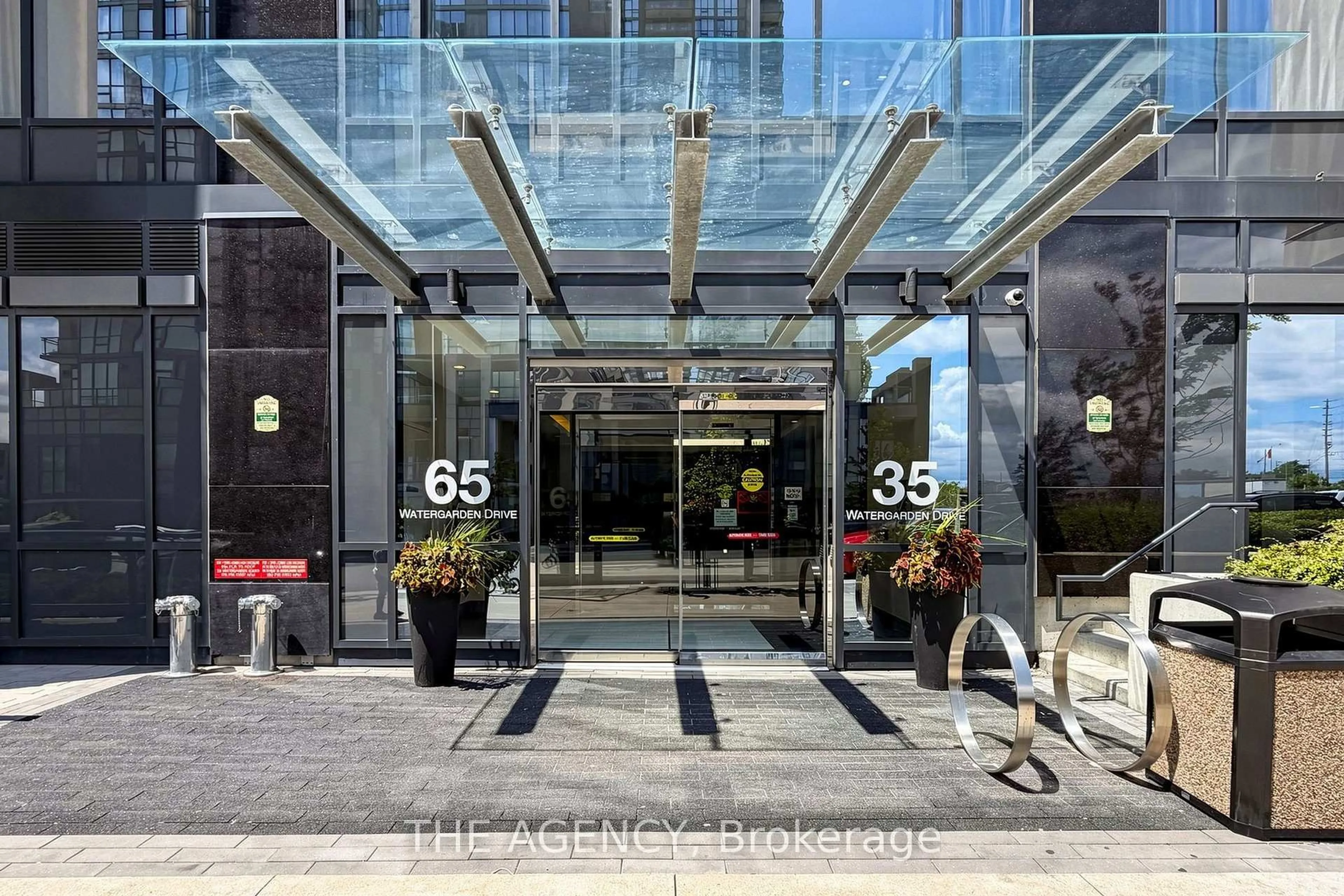 Indoor foyer for 65 Watergarden Dr #1404, Mississauga Ontario L5R 0G9