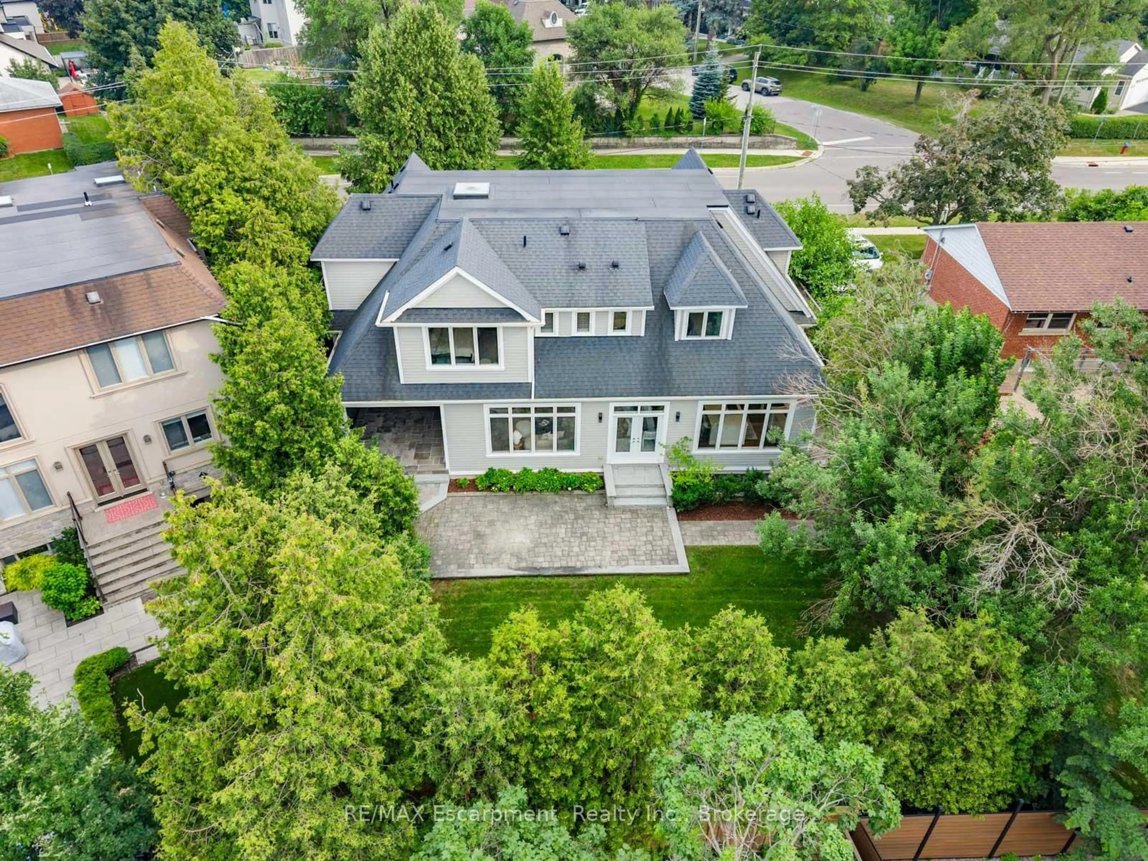 A pic from outside/outdoor area/front of a property/back of a property/a pic from drone, street for 1077 Bridge Rd, Oakville Ontario L6L 2B6