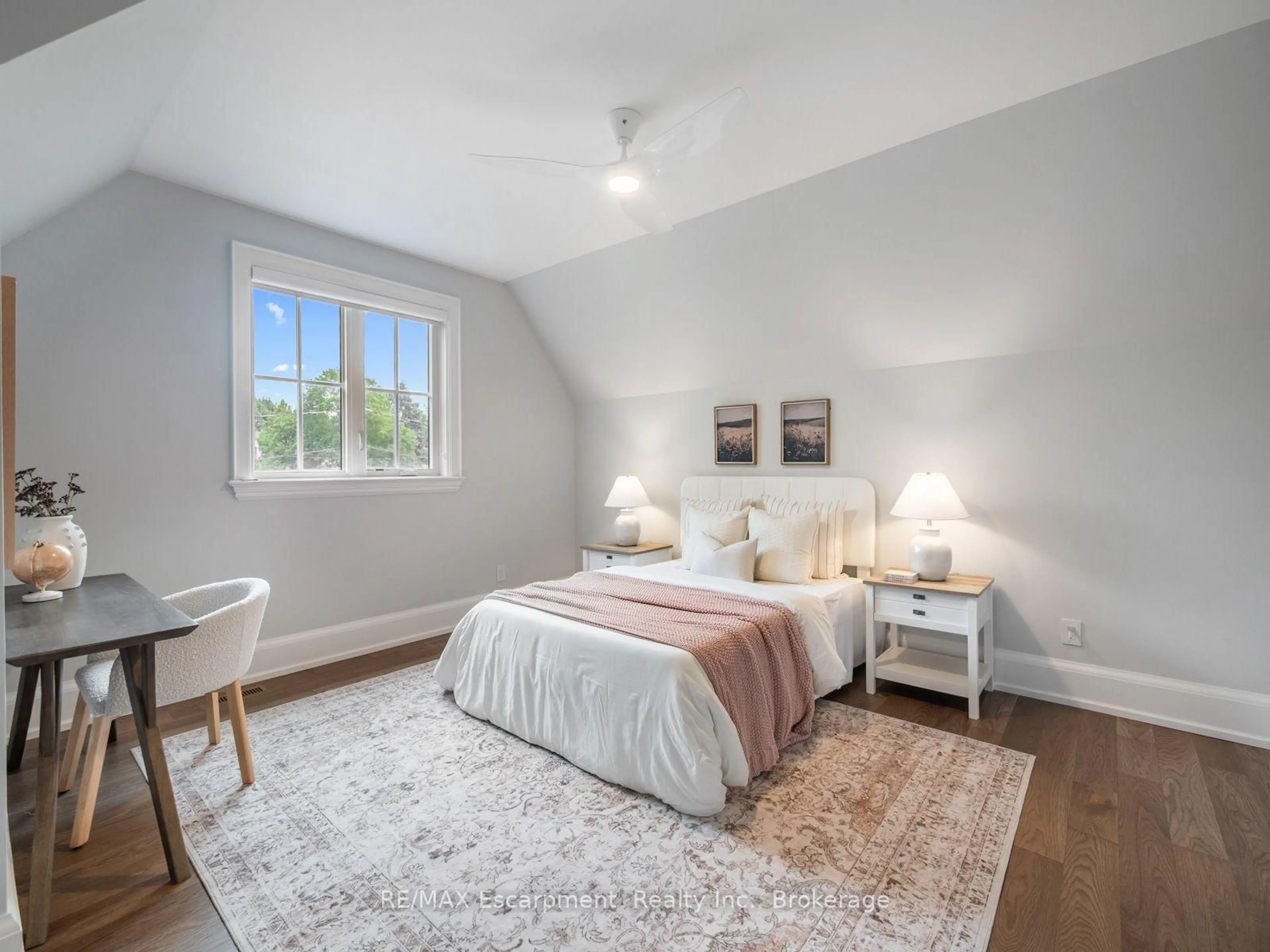 A pic of a room for 1077 Bridge Rd, Oakville Ontario L6L 2B6