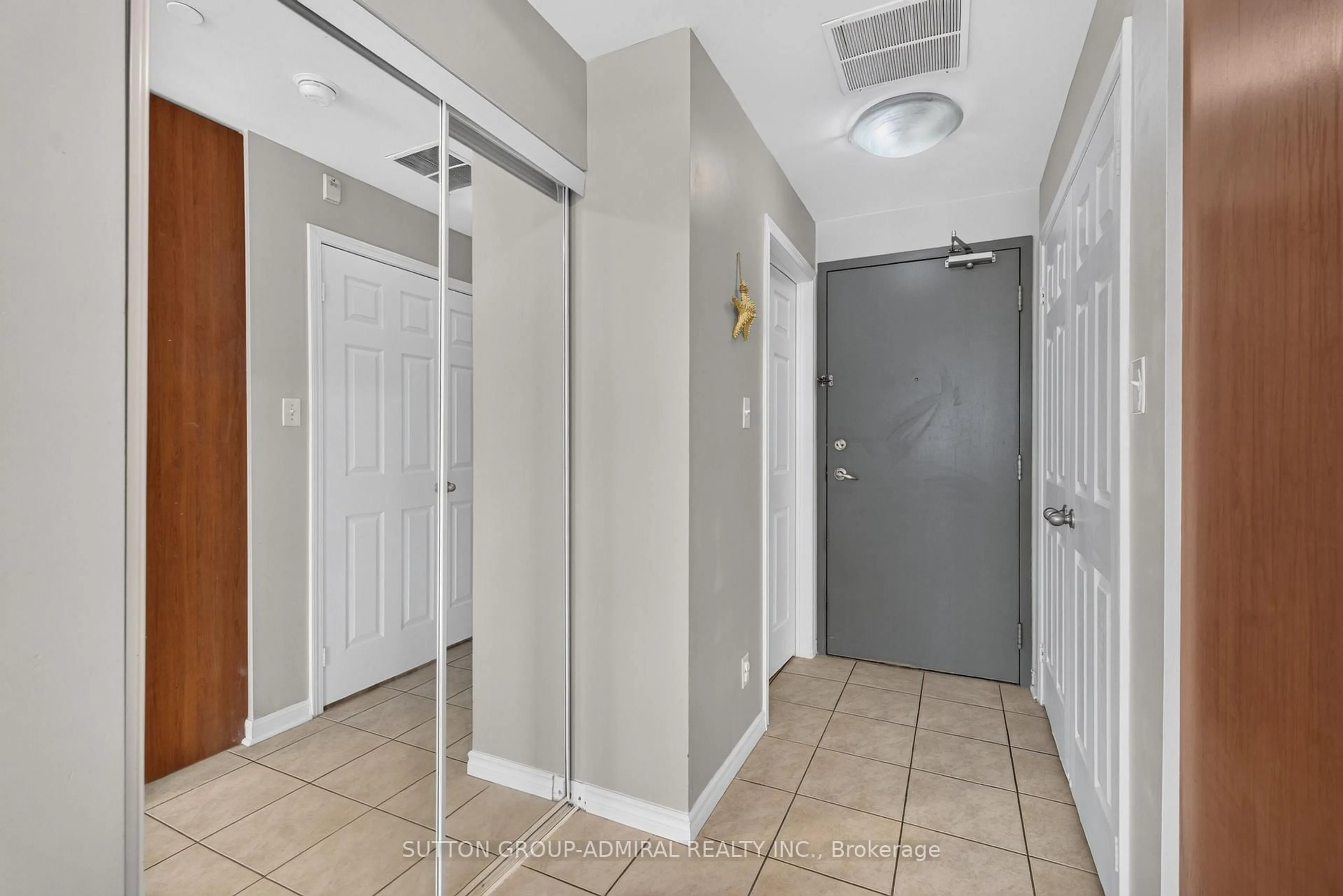 Indoor entryway for 3075 Thomas St #213, Mississauga Ontario L5M 0L8