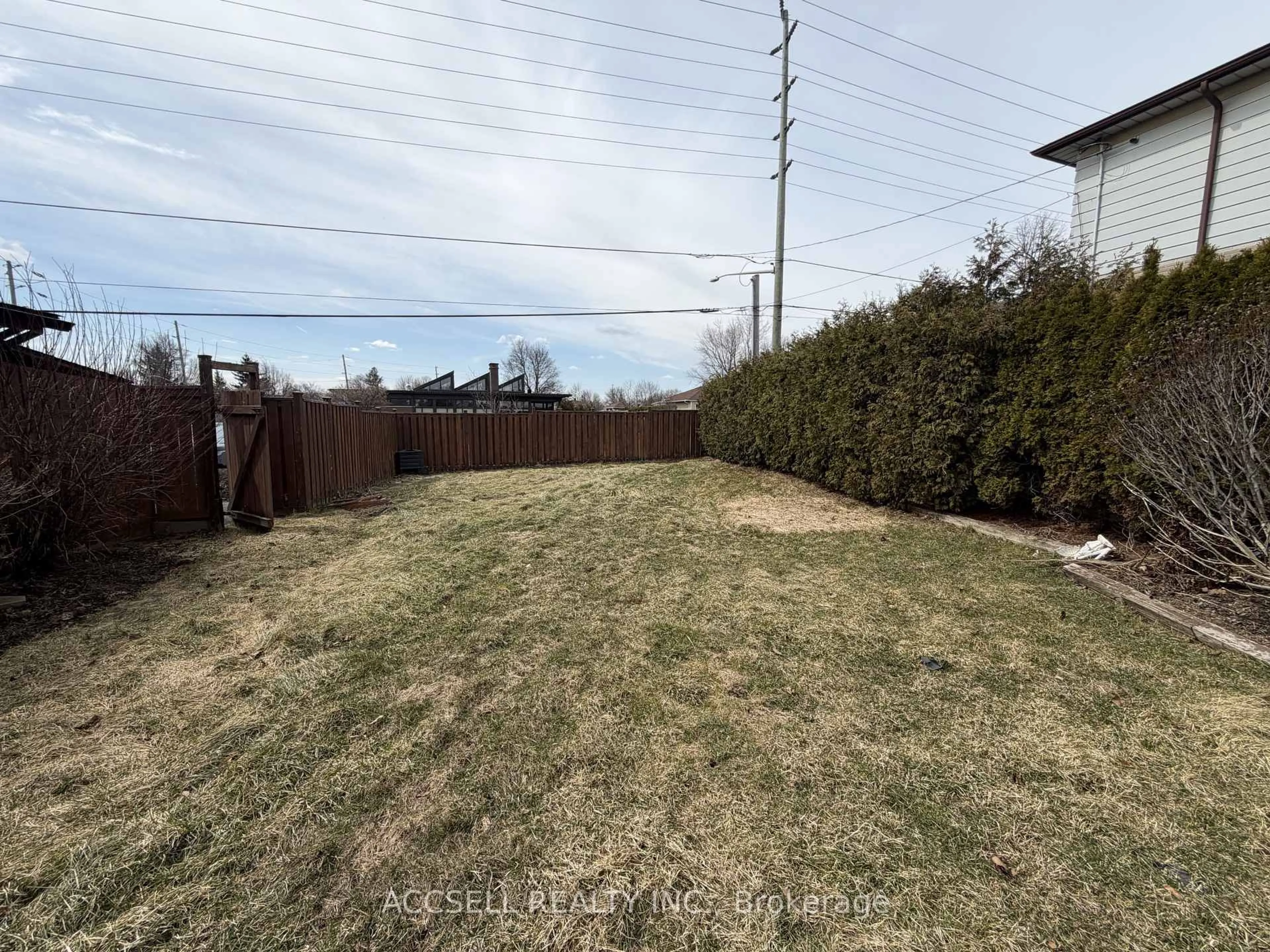 A pic from outside/outdoor area/front of a property/back of a property/a pic from drone, unknown for 135 Mountainview Rd, Halton Hills Ontario L7G 4K2