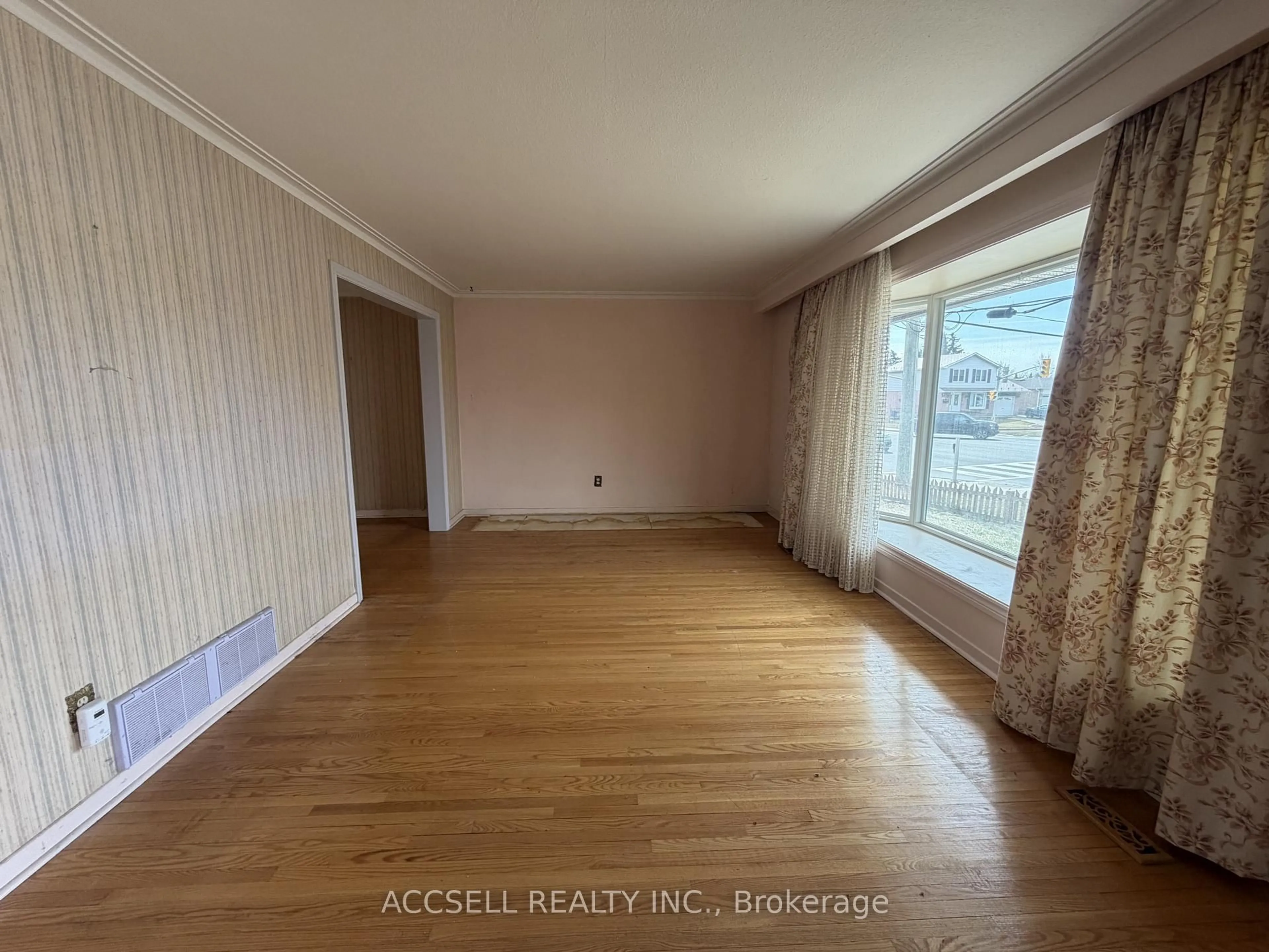 A pic of a room for 135 Mountainview Rd, Halton Hills Ontario L7G 4K2