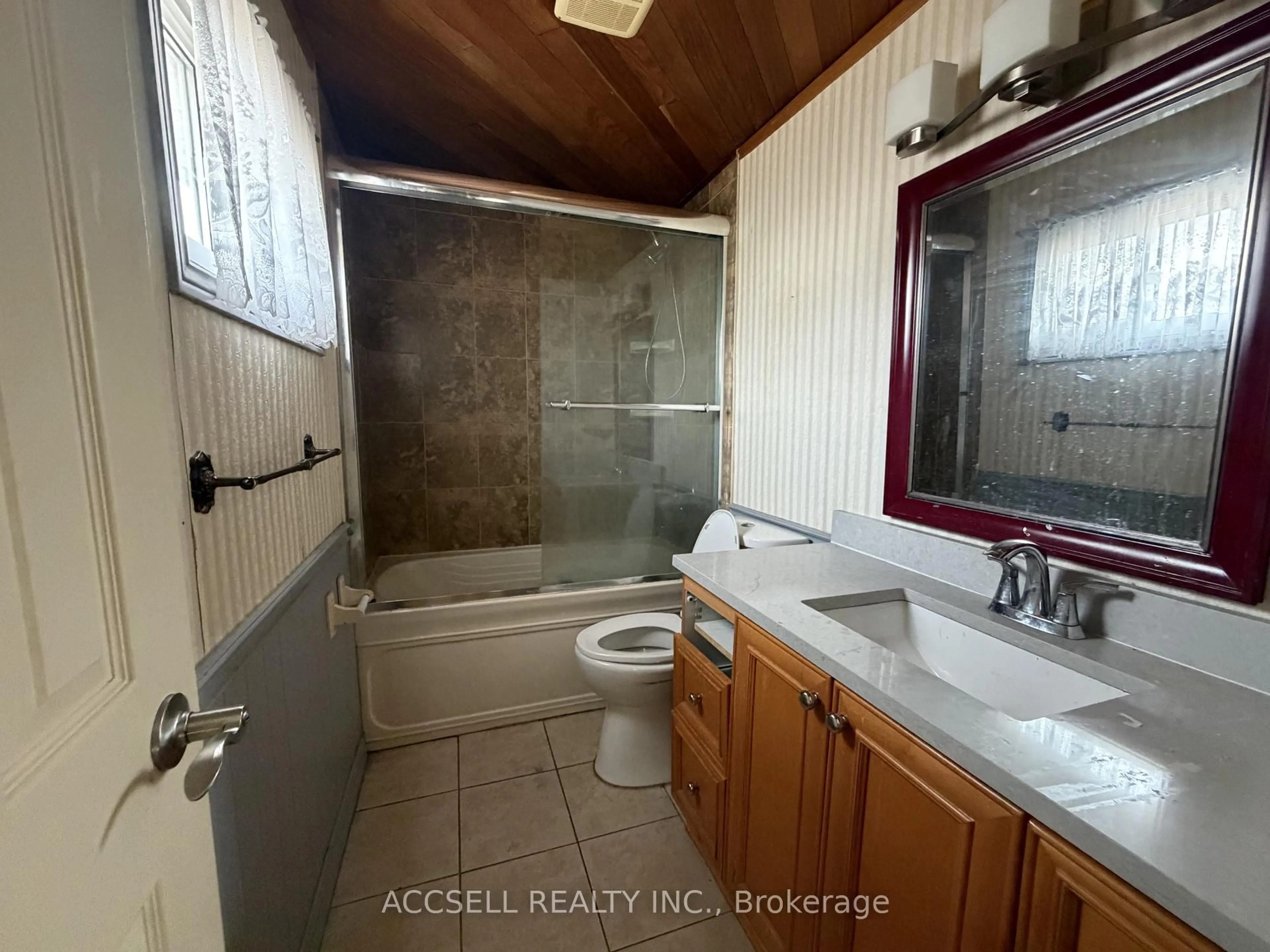 Standard bathroom, ceramic/tile floor for 135 Mountainview Rd, Halton Hills Ontario L7G 4K2