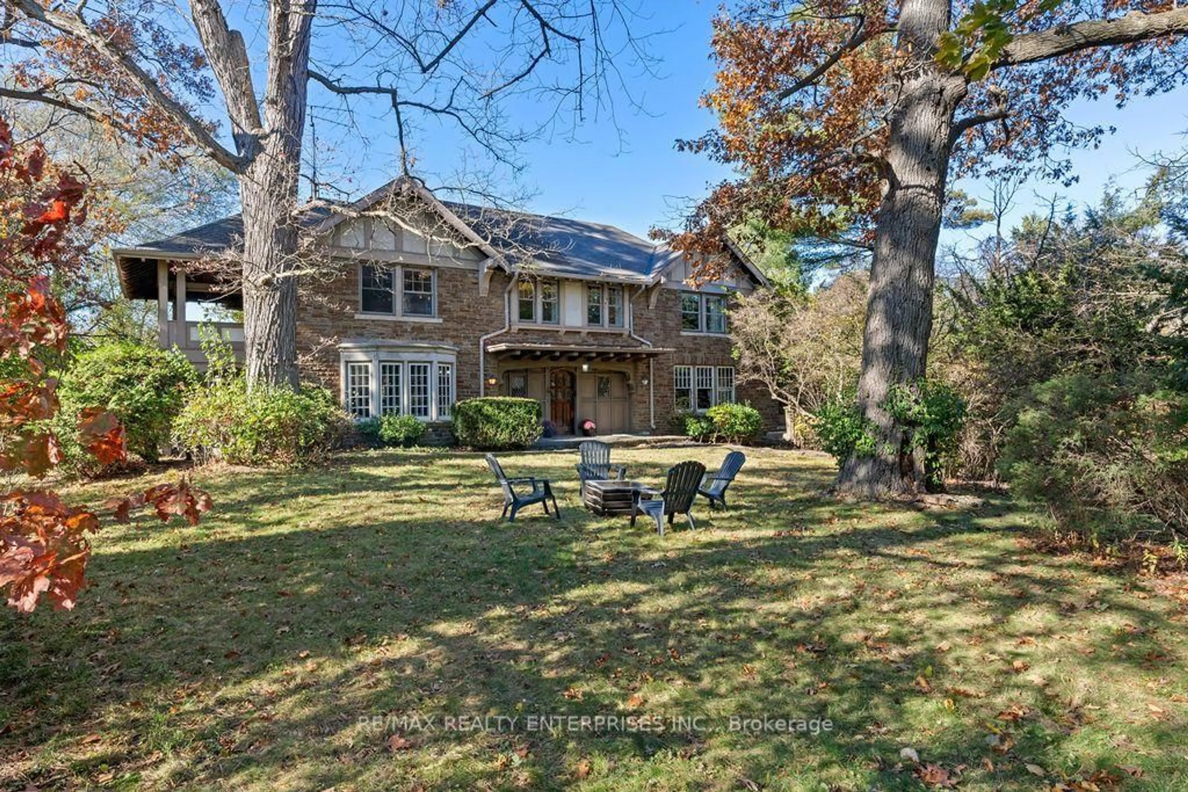 A pic from outside/outdoor area/front of a property/back of a property/a pic from drone, water/lake/river/ocean view for 1520 Pinetree Cres, Mississauga Ontario L5G 2S8