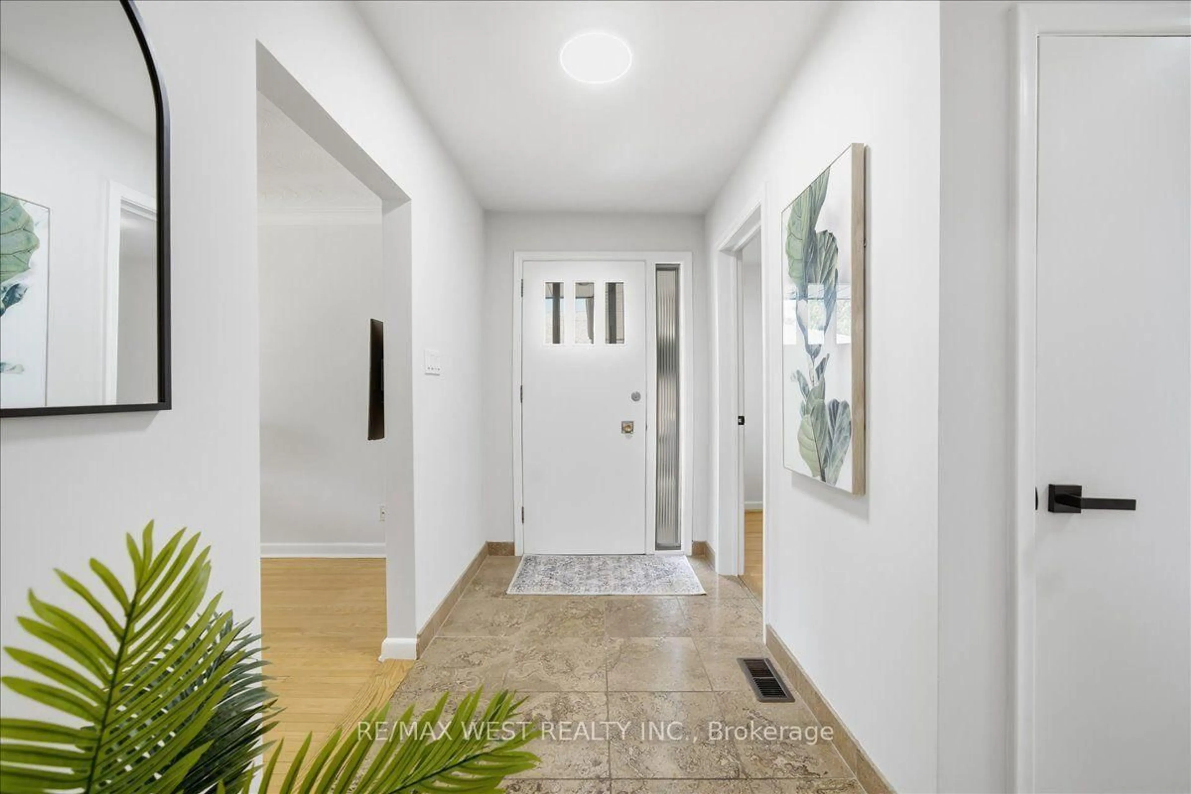 Indoor entryway for 19 Decarie Circ, Toronto Ontario M9B 3H6
