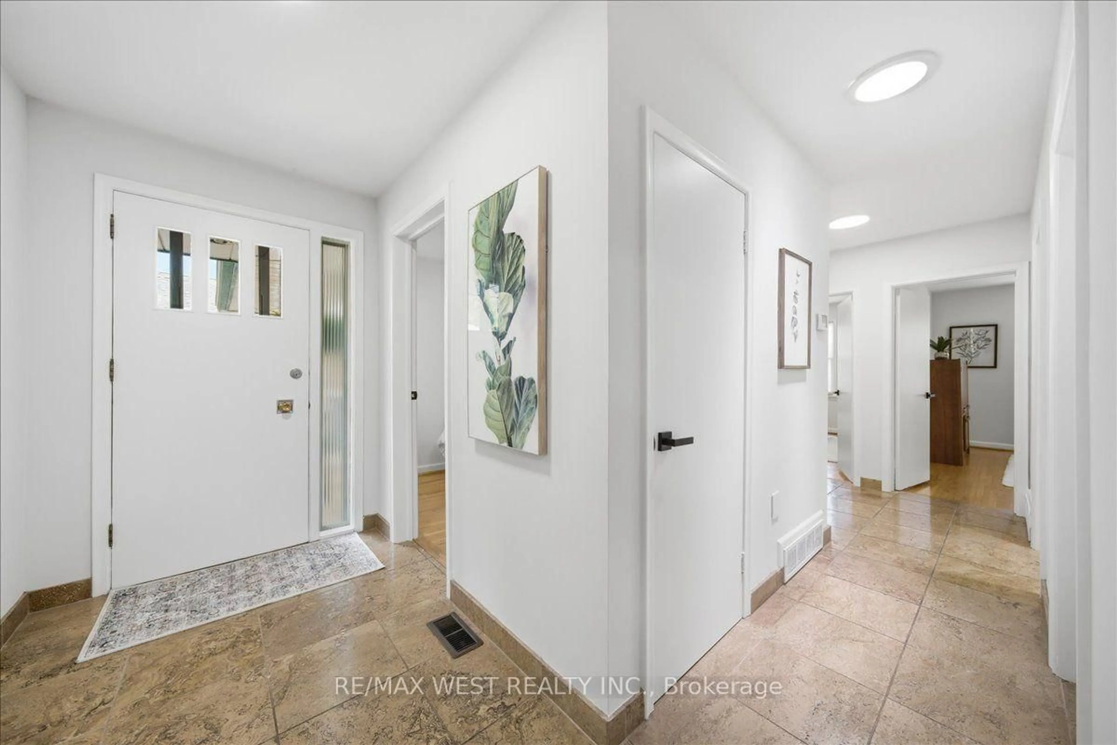 Indoor entryway for 19 Decarie Circ, Toronto Ontario M9B 3H6