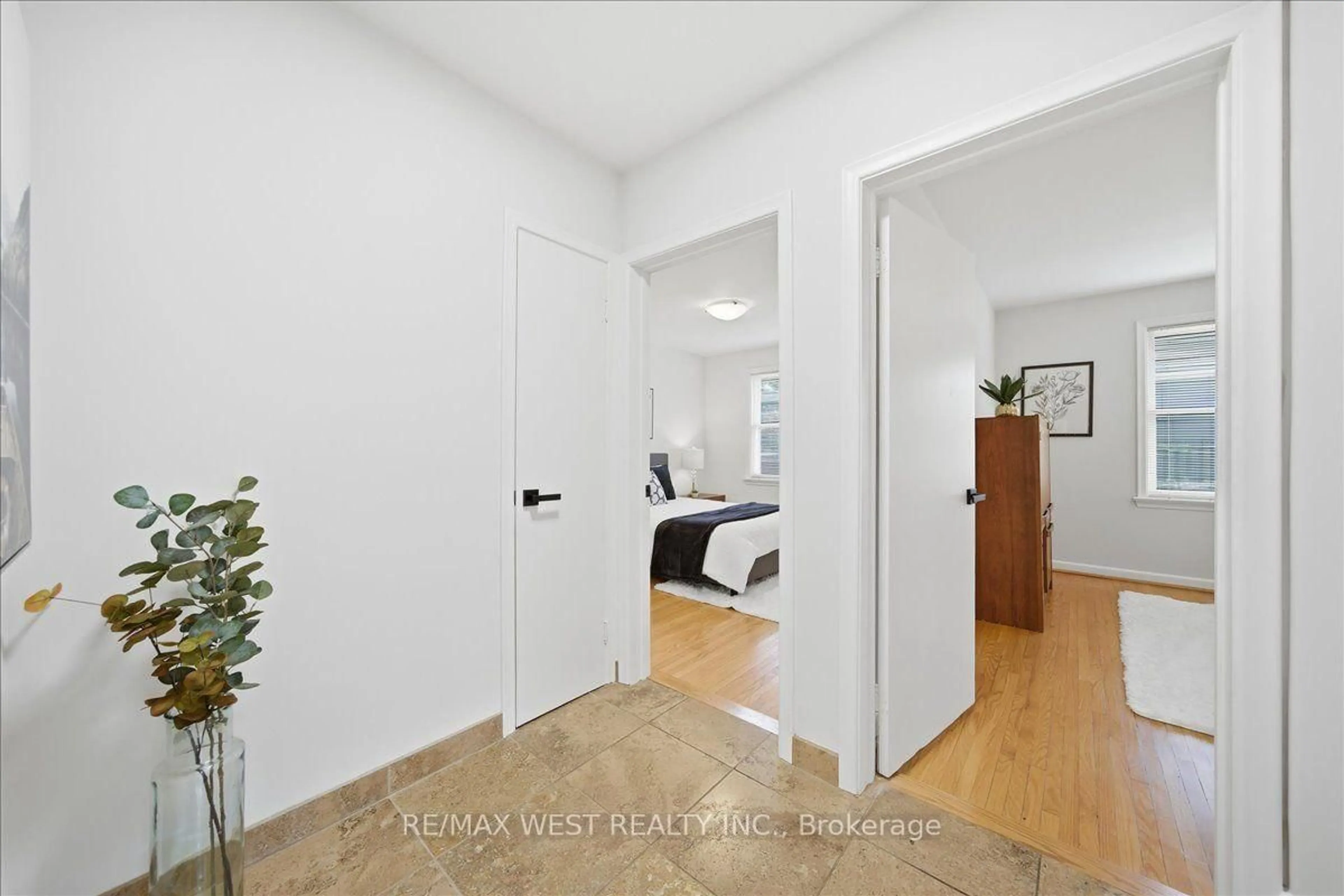 Indoor entryway for 19 Decarie Circ, Toronto Ontario M9B 3H6