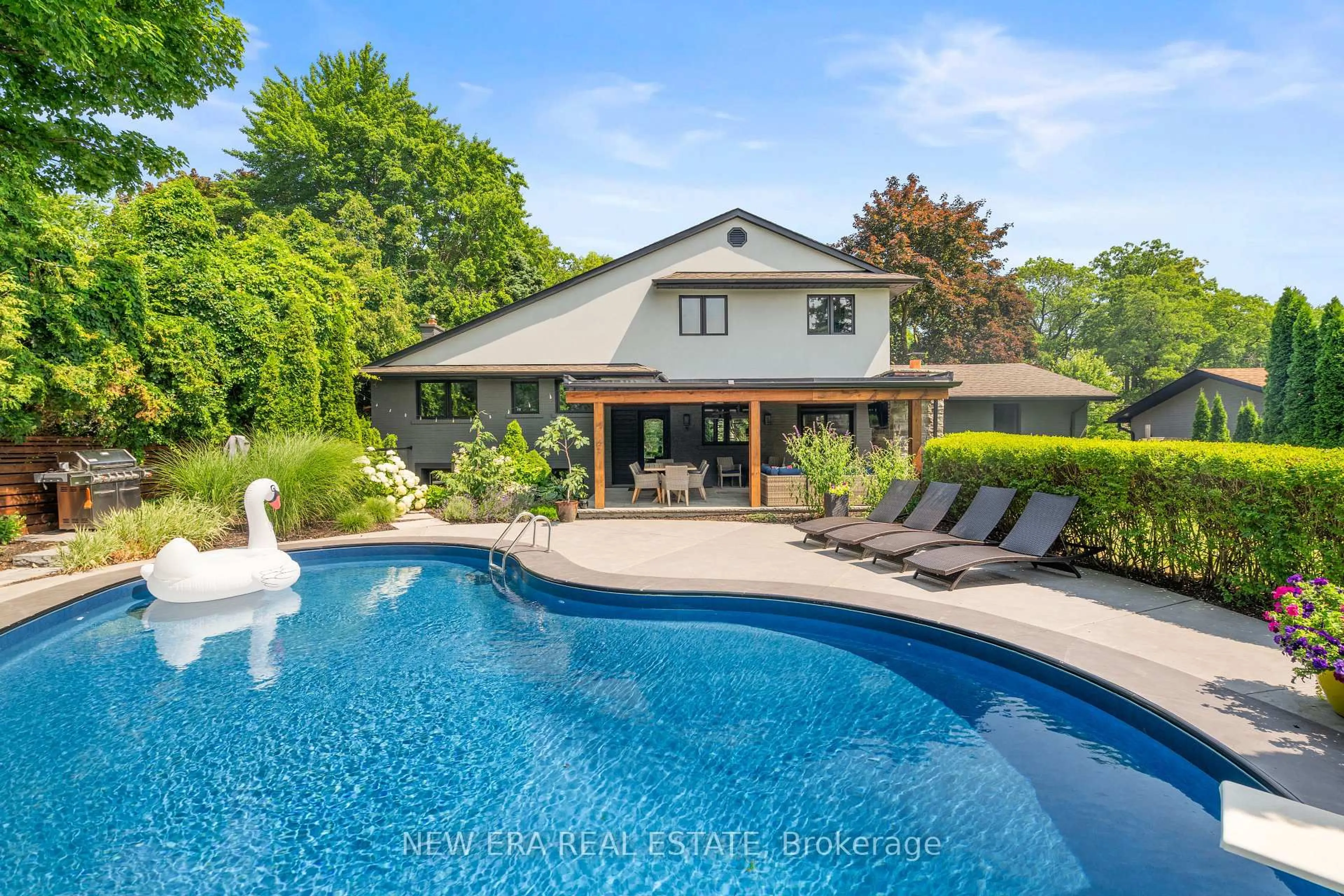 A pic from outside/outdoor area/front of a property/back of a property/a pic from drone, water/lake/river/ocean view for 261 Pinetree Way, Mississauga Ontario L5G 2R4