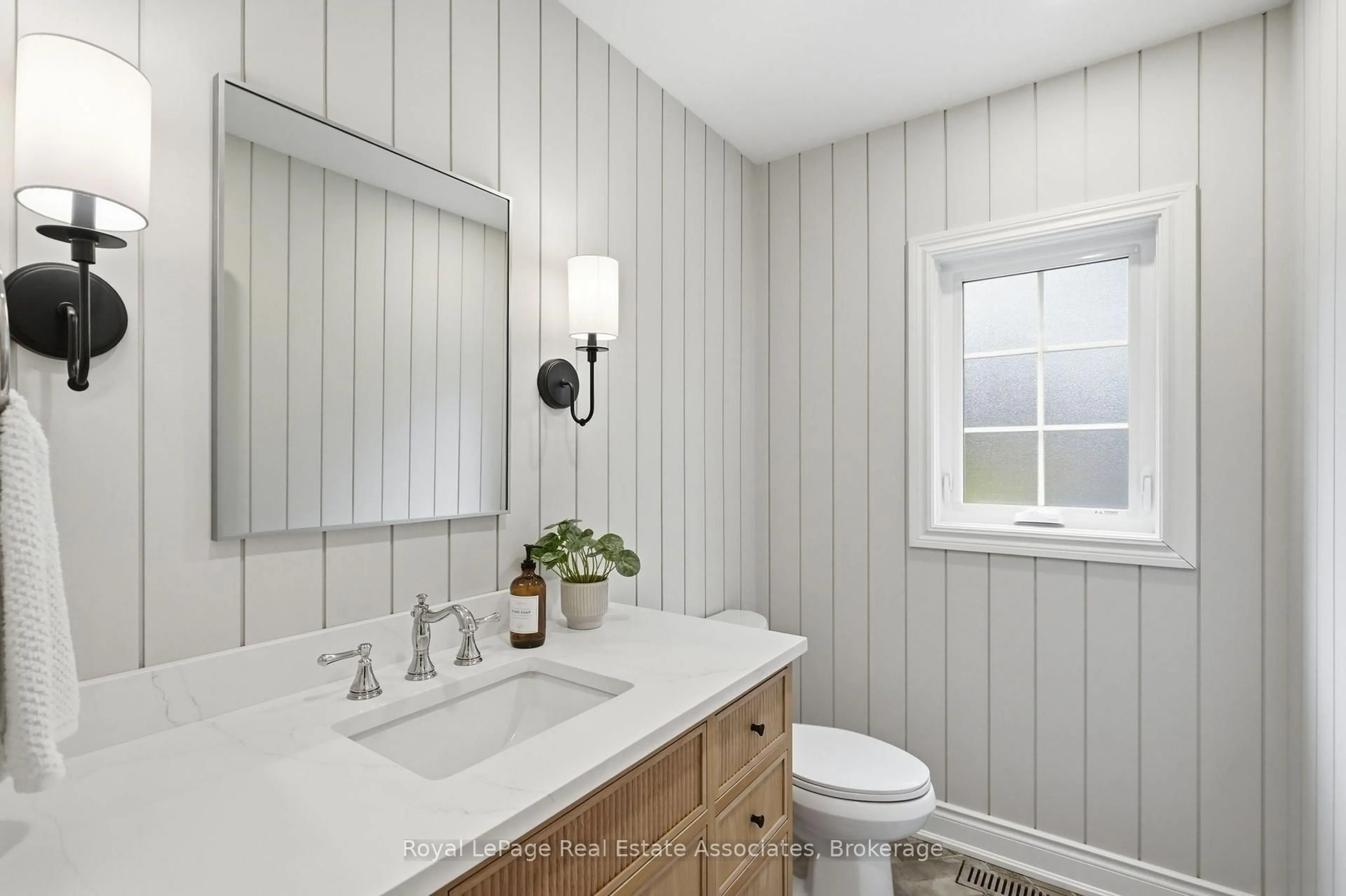 Contemporary bathroom, ceramic/tile floor for 648 Cherrywood Dr, Burlington Ontario L7T 3X1