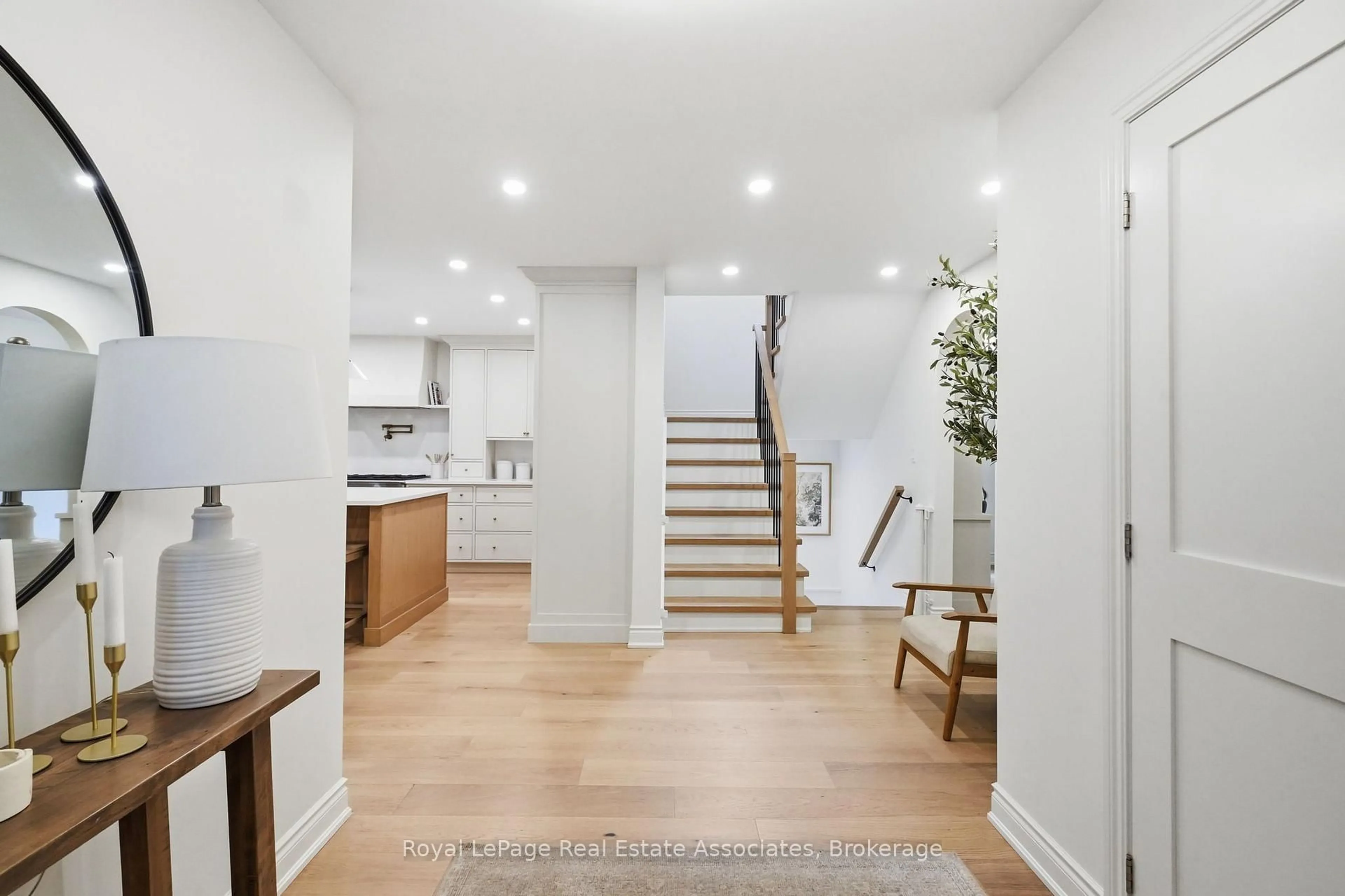 Indoor entryway for 648 Cherrywood Dr, Burlington Ontario L7T 3X1