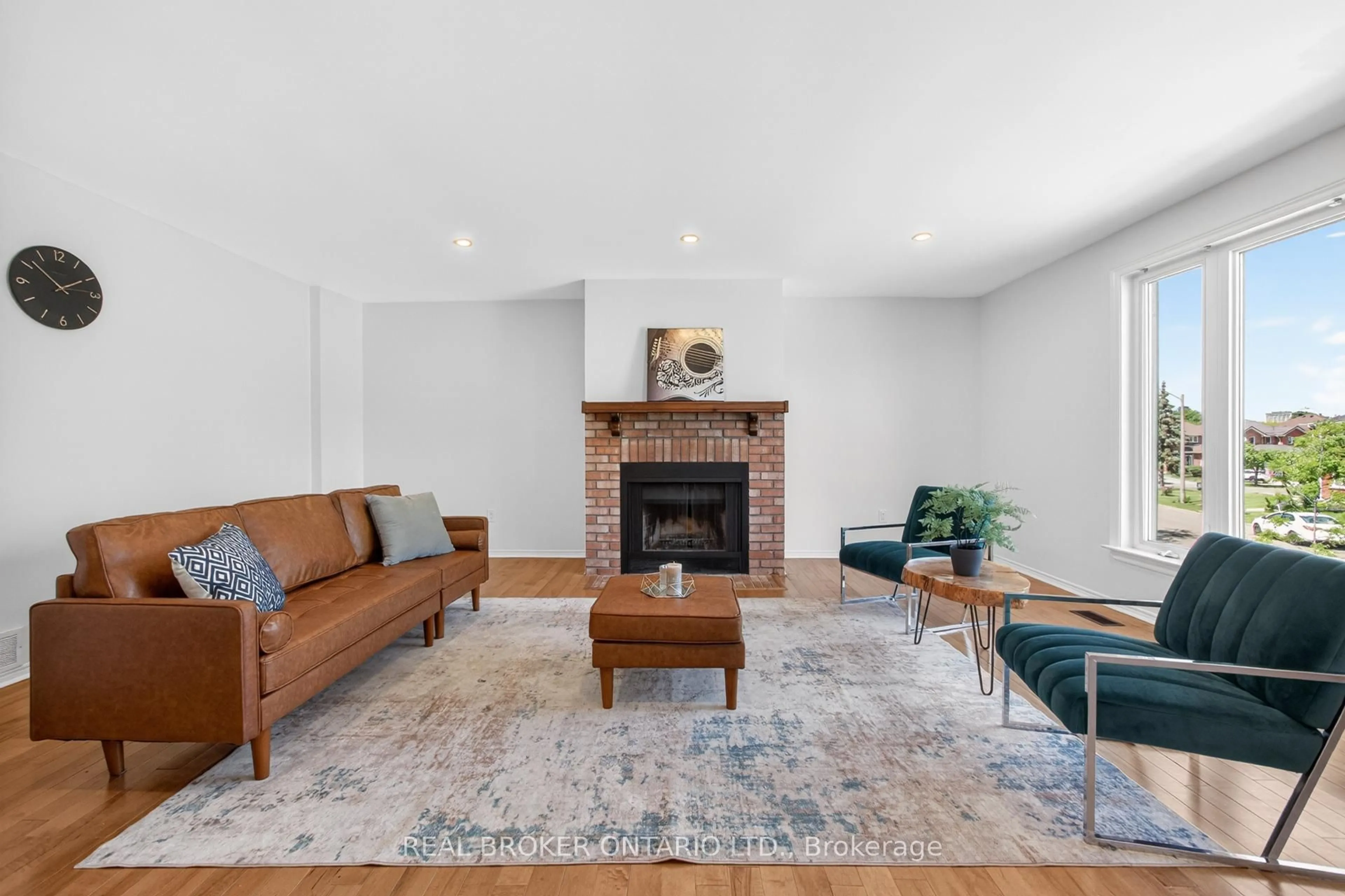 Living room with furniture, unknown for 4326 Waterford Cres, Mississauga Ontario L5R 2B2