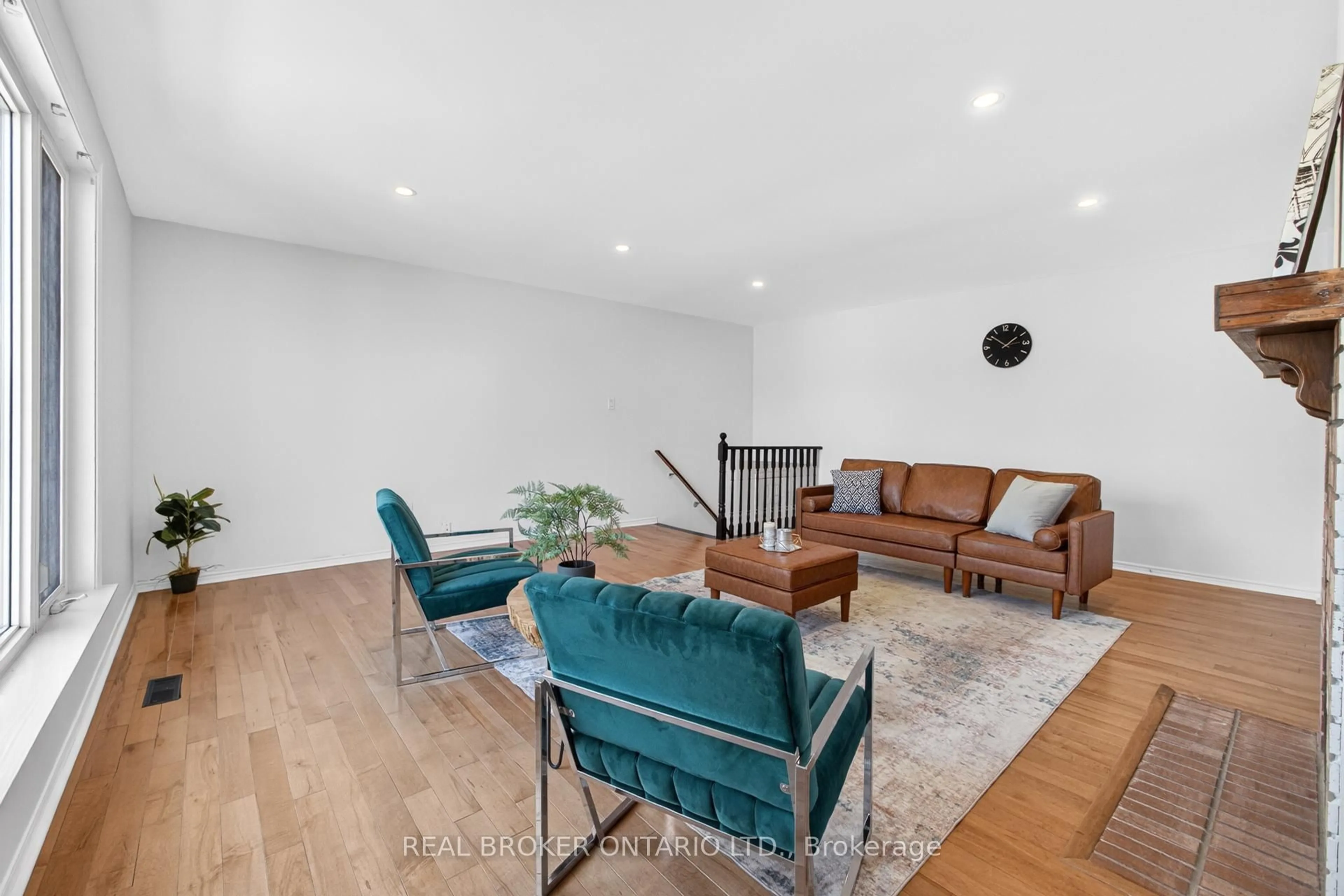 Living room with furniture, unknown for 4326 Waterford Cres, Mississauga Ontario L5R 2B2