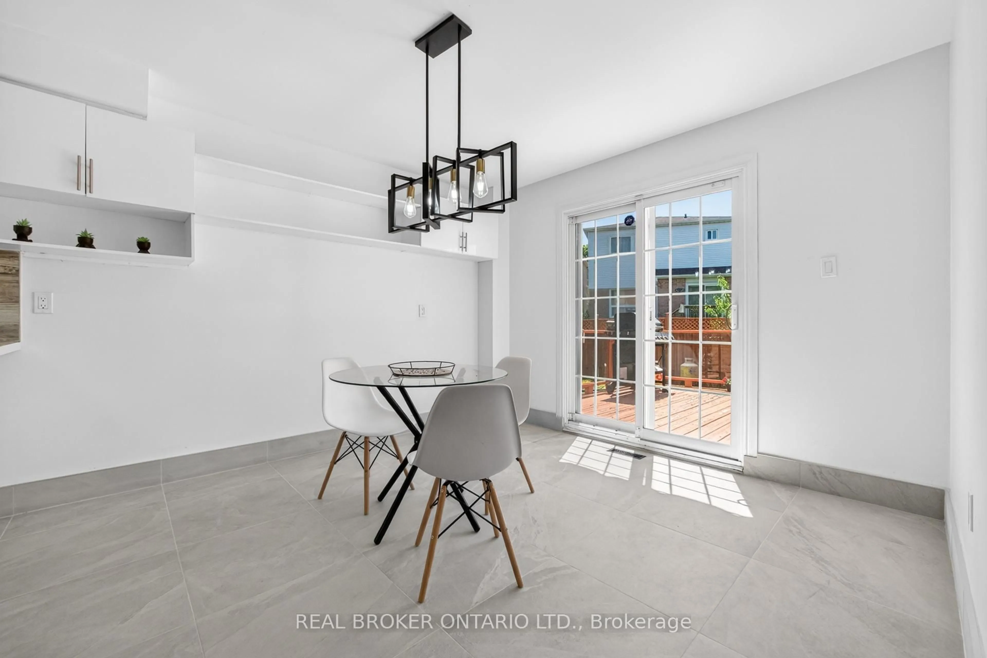 Dining room, ceramic/tile floor for 4326 Waterford Cres, Mississauga Ontario L5R 2B2
