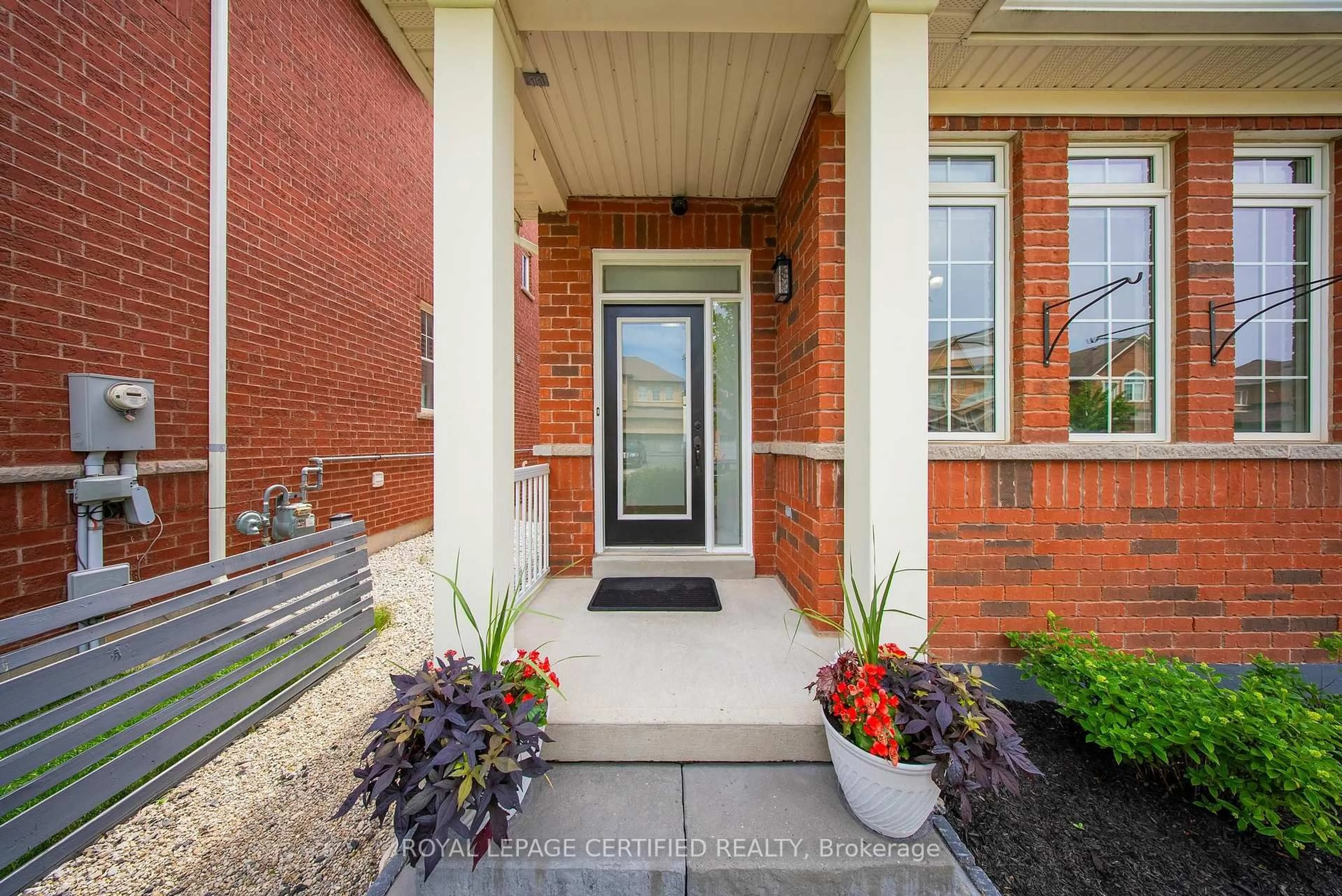 Indoor entryway for 515 Hinchey Cres, Milton Ontario L9T 7X4