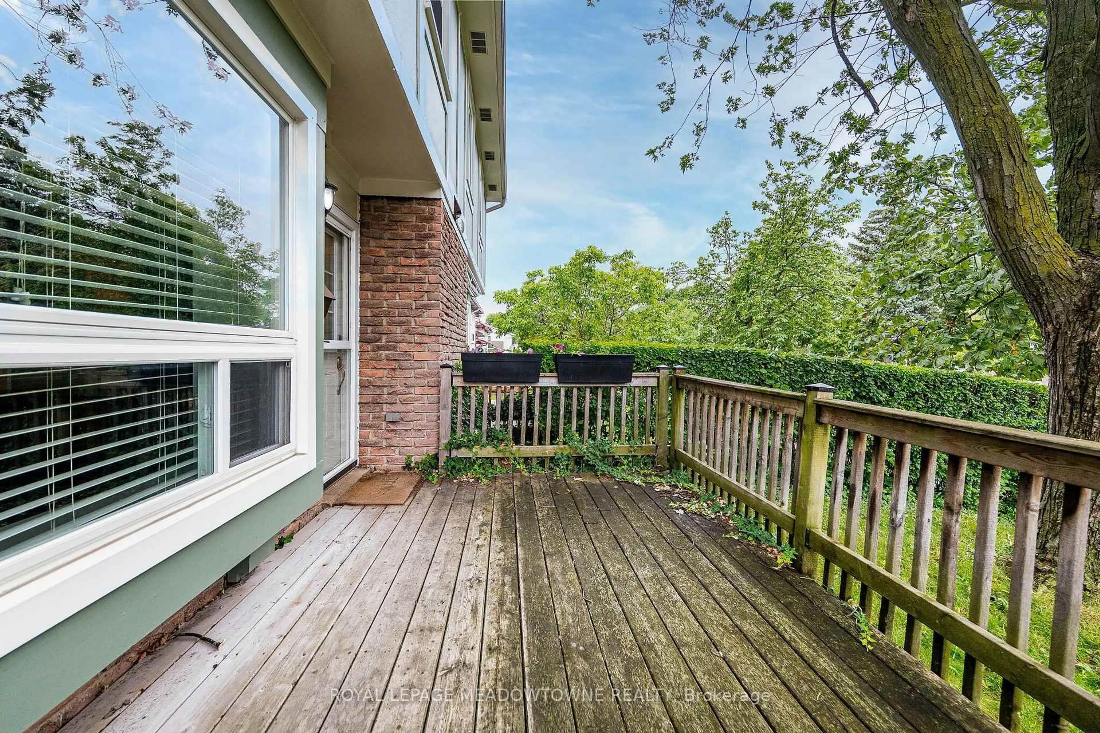 Patio, unknown for 37 Salisbury Circ, Brampton Ontario L6V 2Z4
