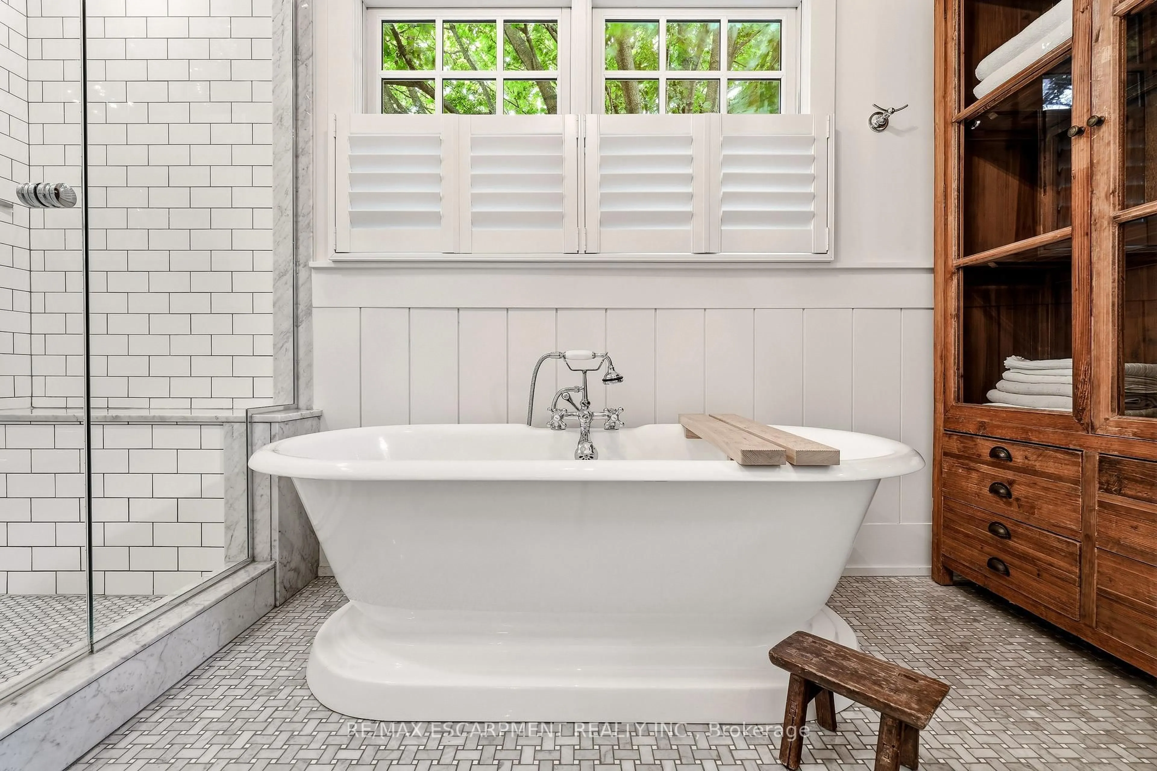 Contemporary bathroom, ceramic/tile floor for 330 Camelot Crt, Burlington Ontario L7L 2G3