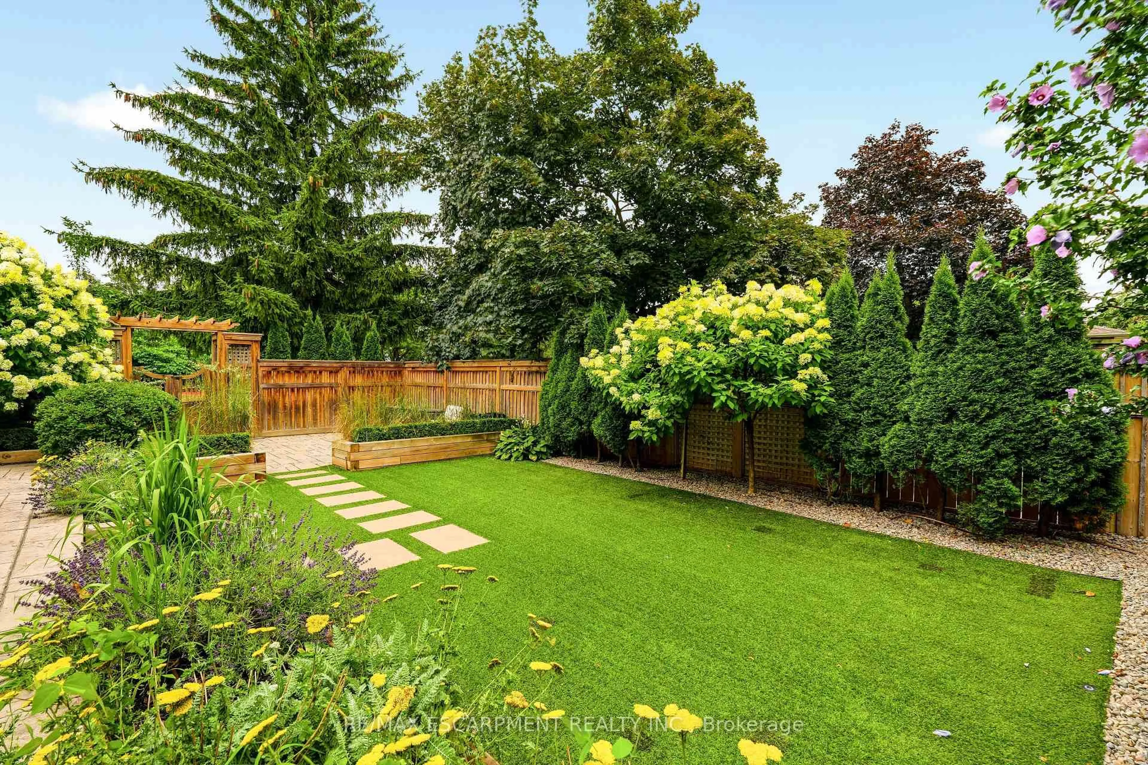 Patio, unknown for 330 Camelot Crt, Burlington Ontario L7L 2G3