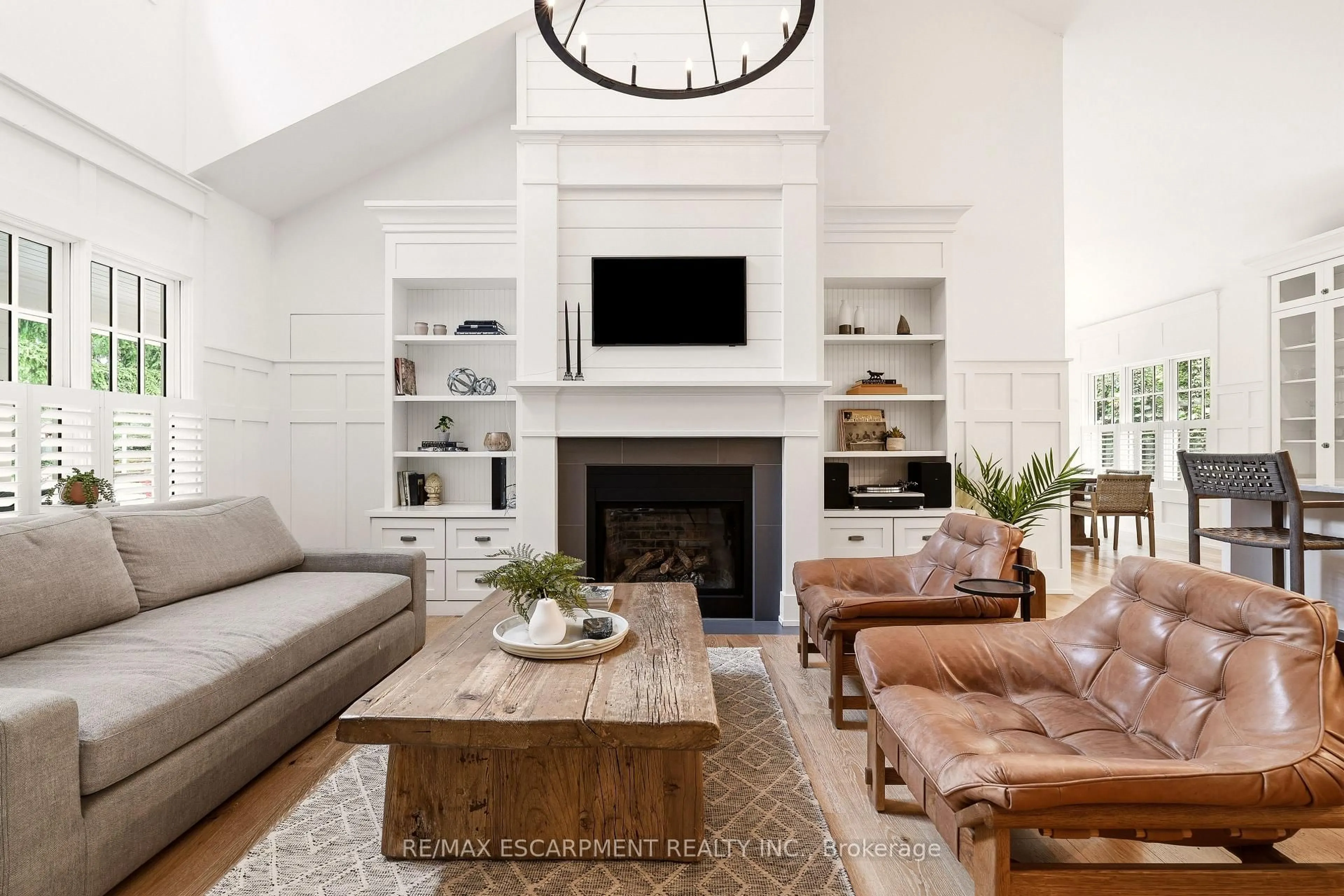 Living room with furniture, unknown for 330 Camelot Crt, Burlington Ontario L7L 2G3
