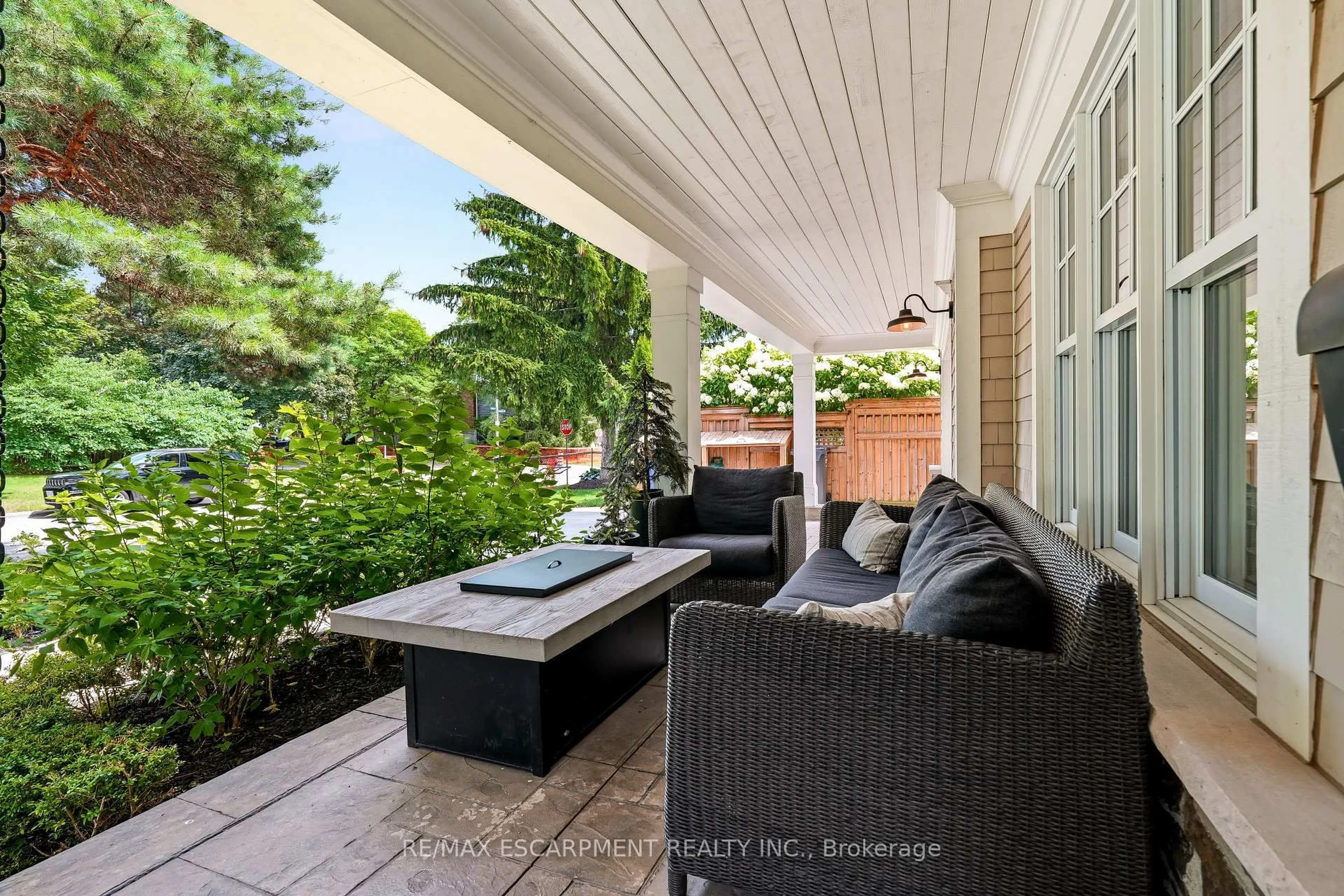 Patio, street for 330 Camelot Crt, Burlington Ontario L7L 2G3