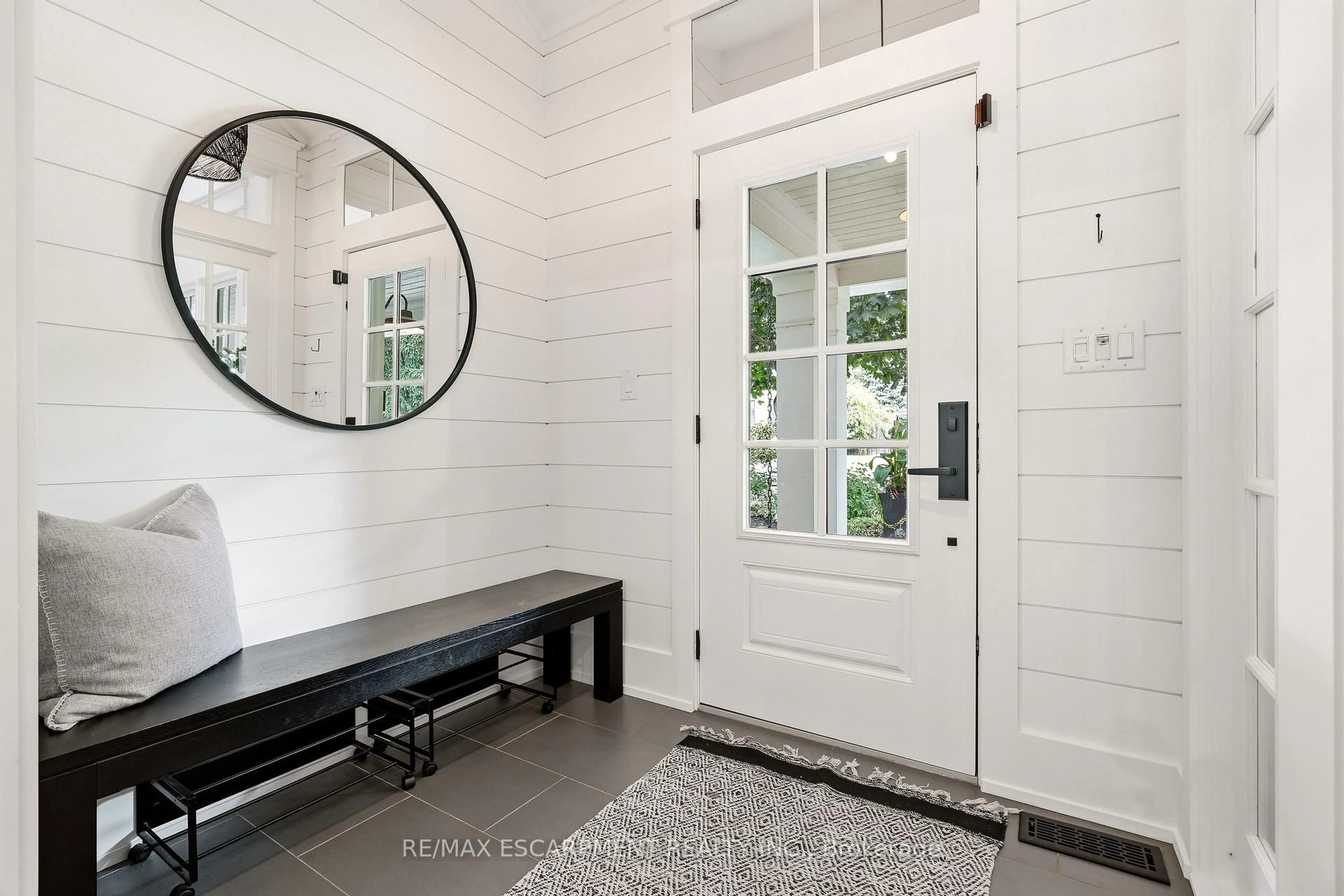 Indoor entryway for 330 Camelot Crt, Burlington Ontario L7L 2G3
