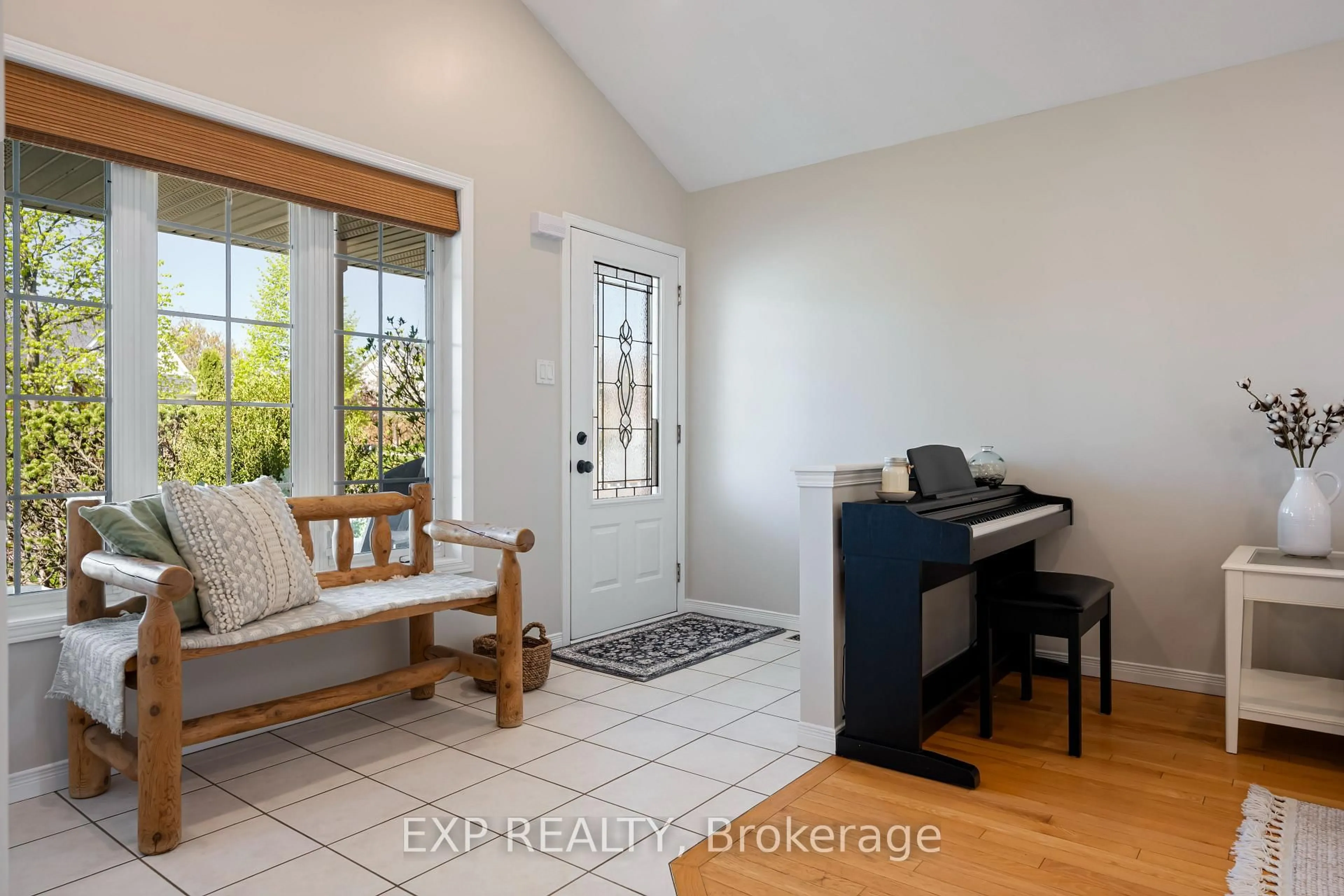 Indoor entryway for 59 Sherwood St, Orangeville Ontario L9W 5E1
