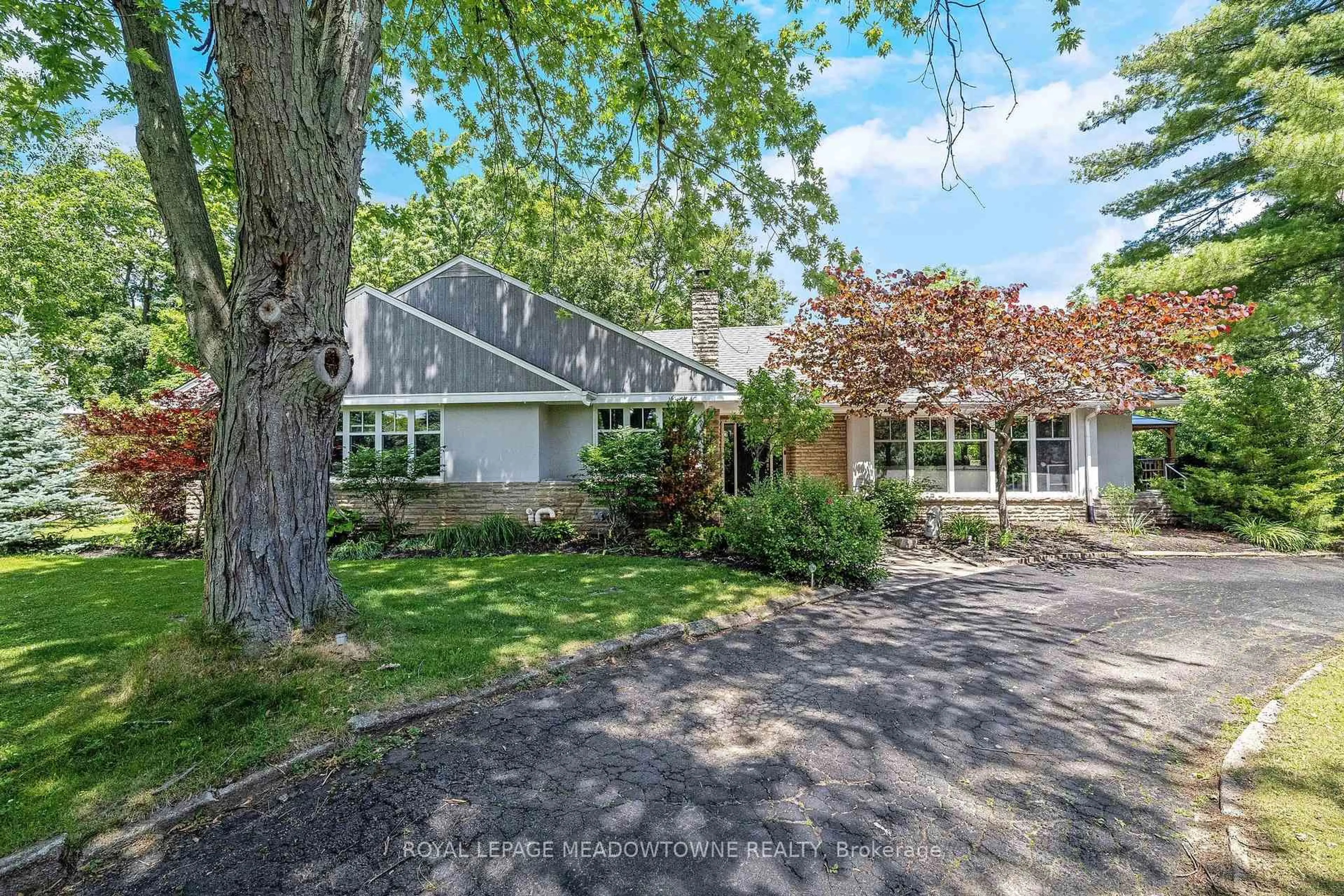 A pic from outside/outdoor area/front of a property/back of a property/a pic from drone, street for 161 Confederation St, Halton Hills Ontario L7G 4S8