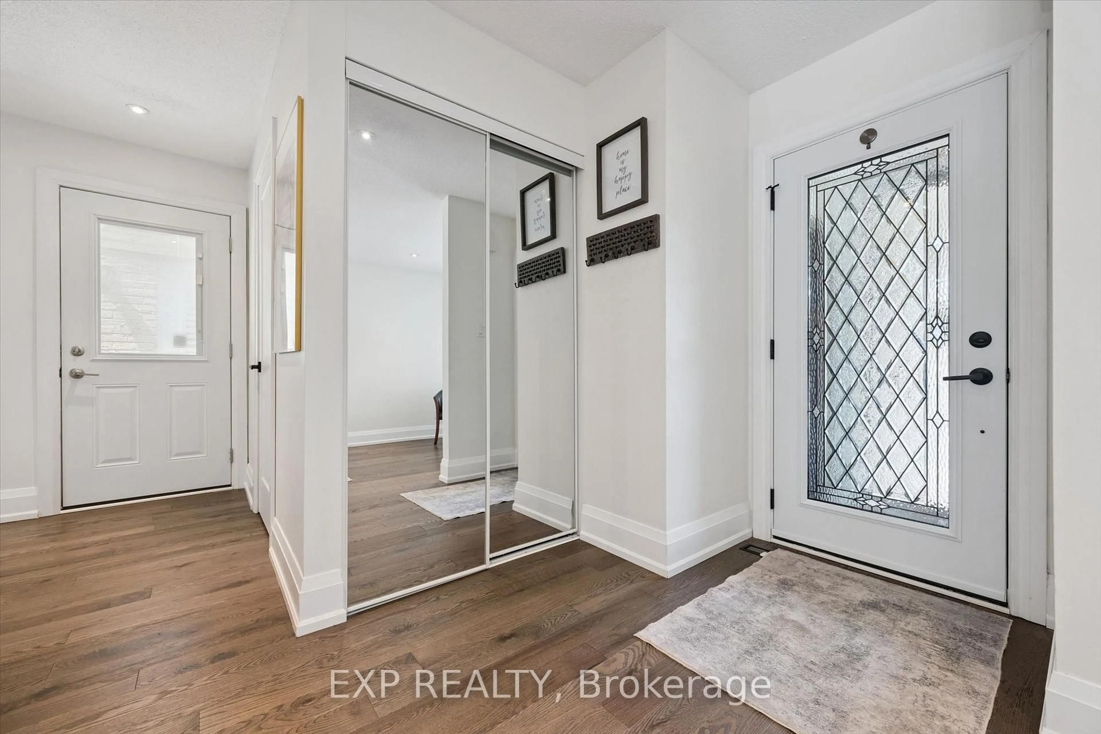 Indoor entryway for 6220 Kindree Circ, Mississauga Ontario L5N 3C2