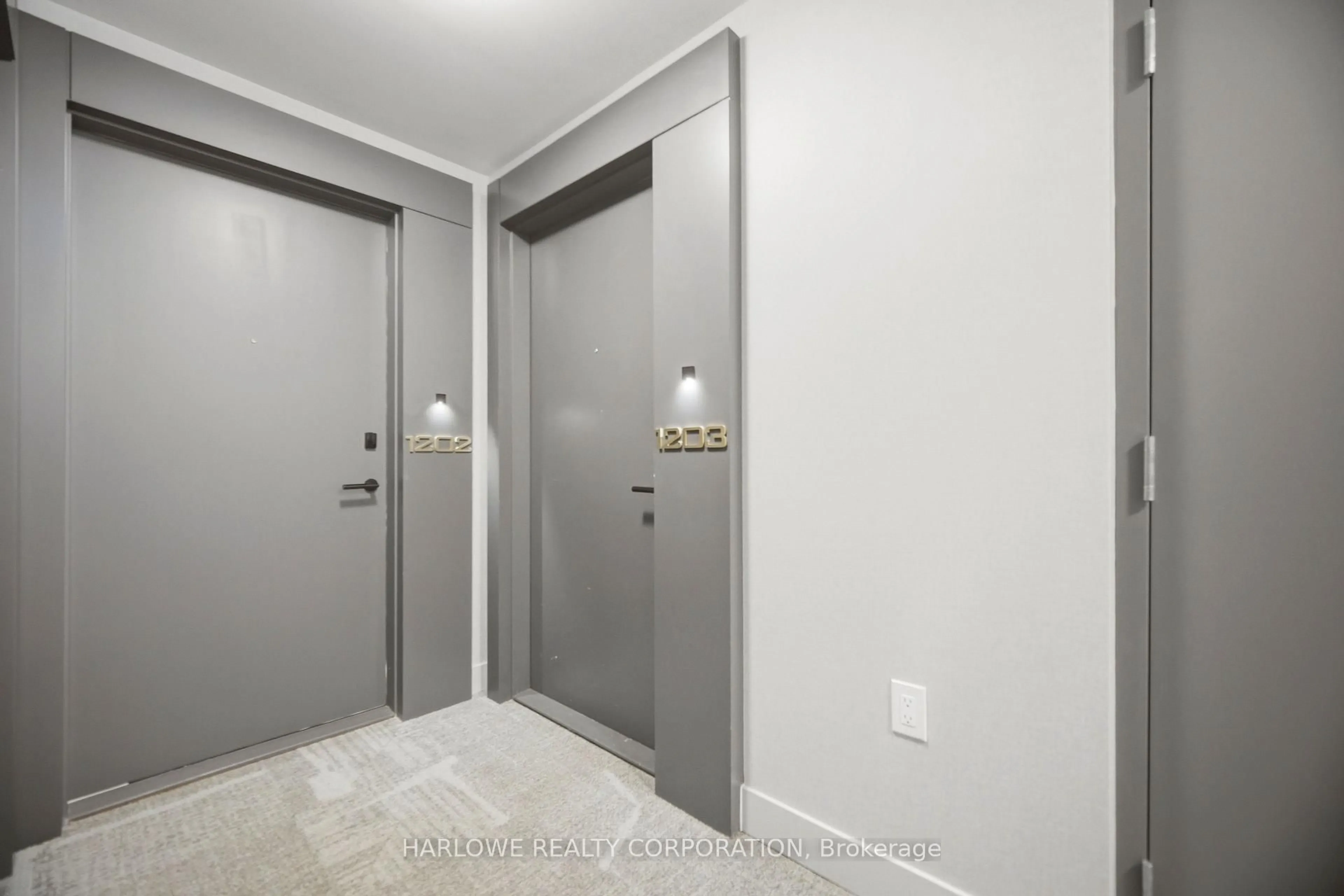 Indoor entryway for 2088 James St #1203, Burlington Ontario L7R 0H2