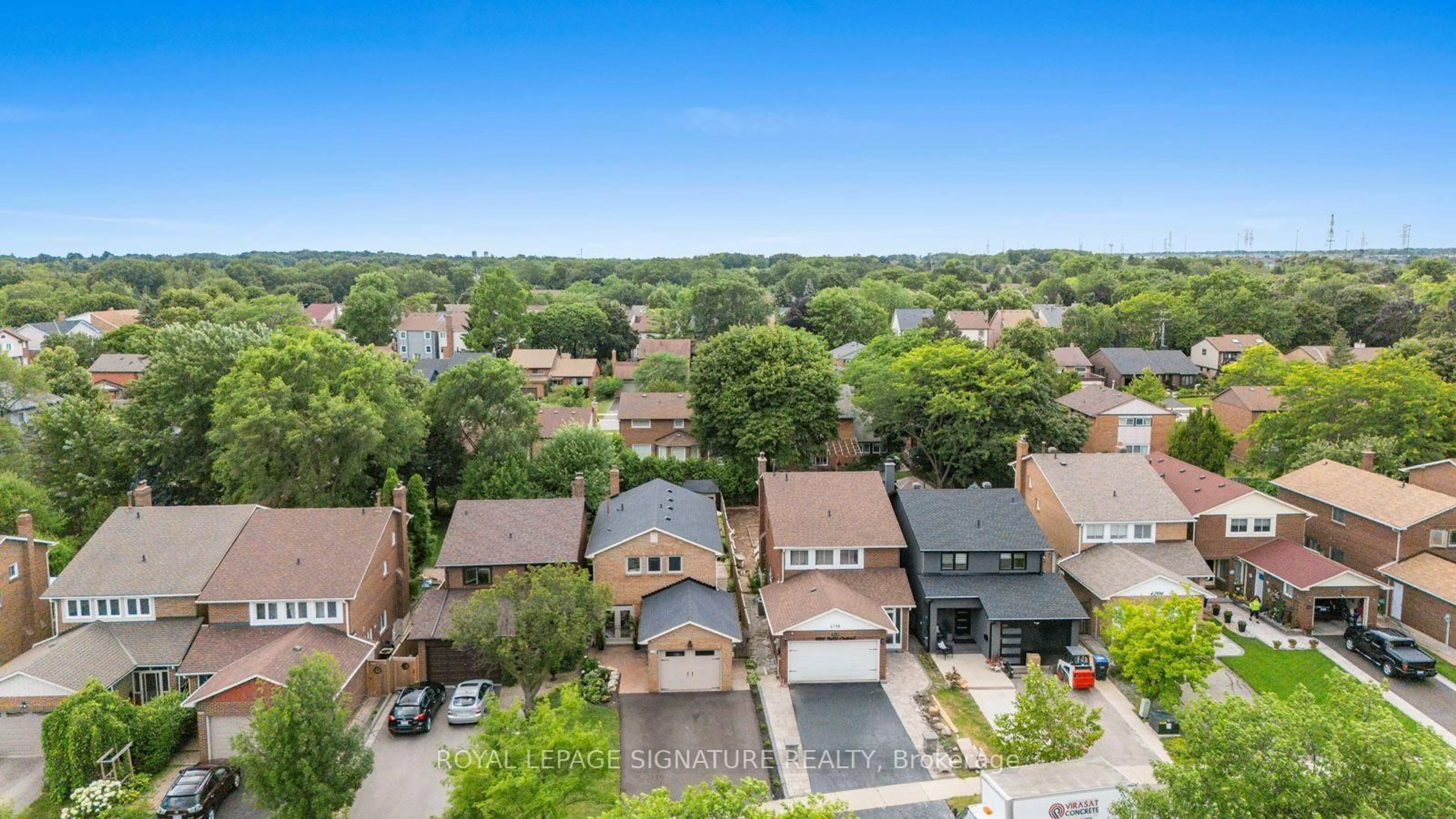 A pic from outside/outdoor area/front of a property/back of a property/a pic from drone, city buildings view from balcony for 4194 Trellis Cres, Mississauga Ontario L7L 2M2