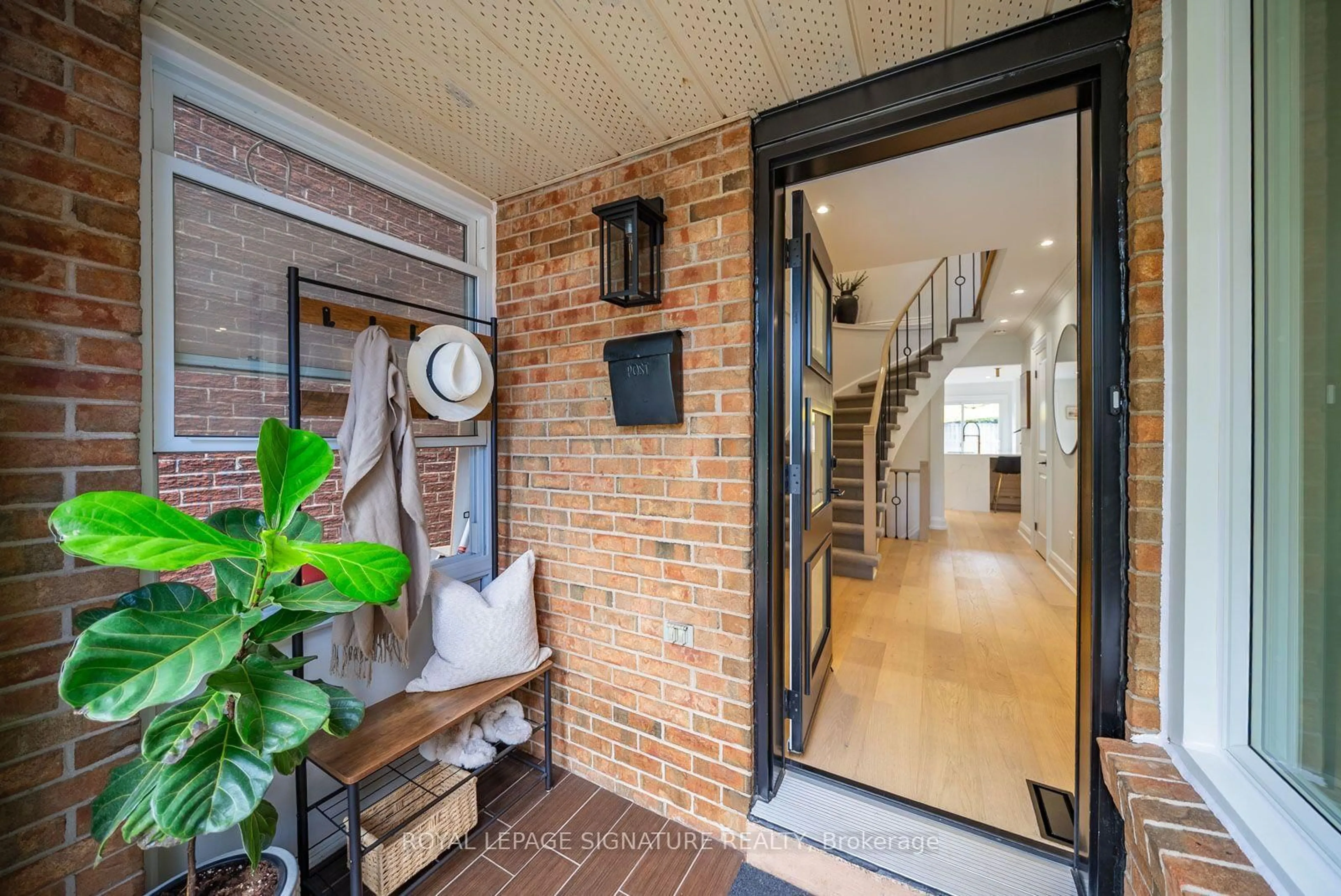 Indoor entryway for 4194 Trellis Cres, Mississauga Ontario L7L 2M2