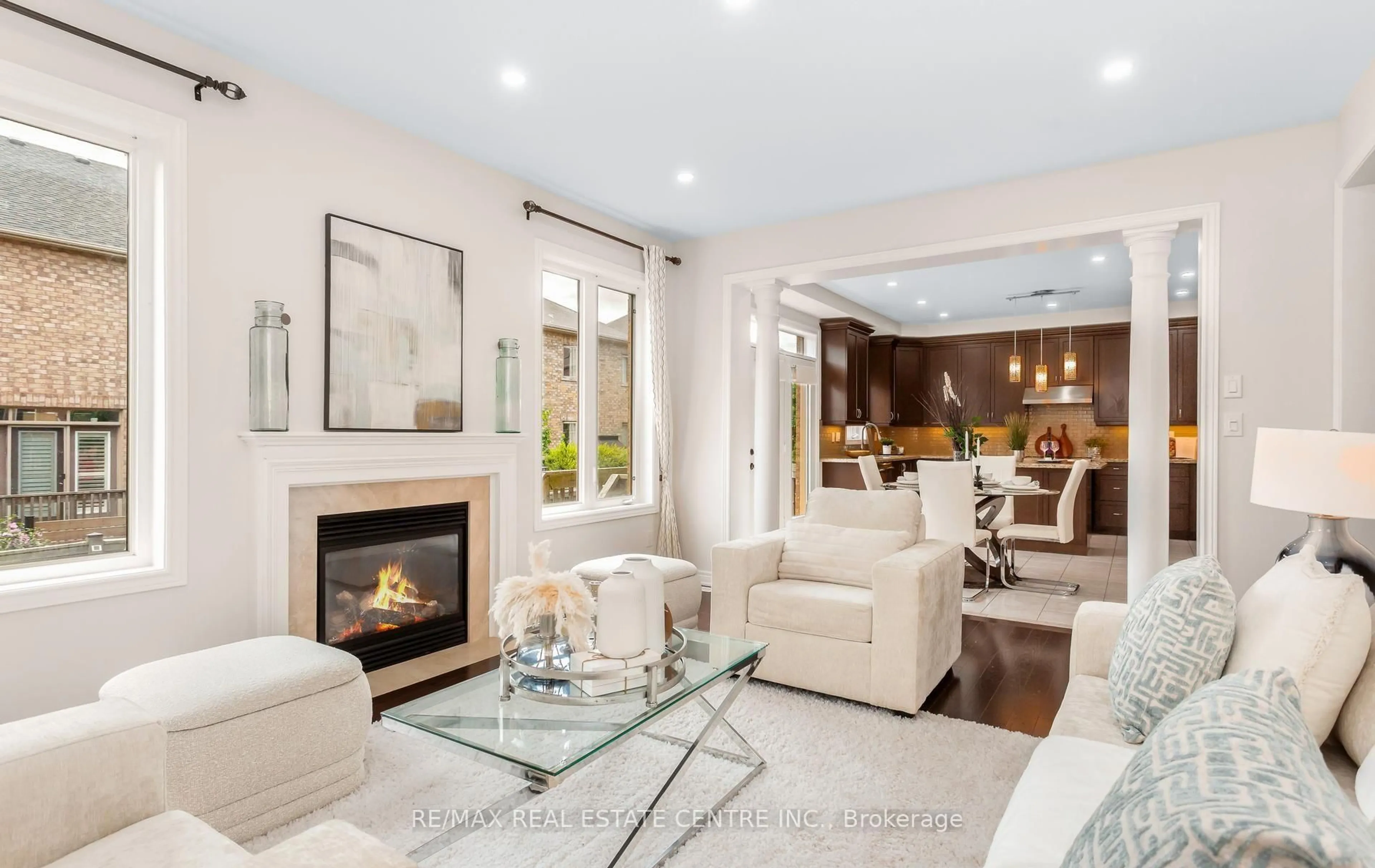Living room with furniture, unknown for 4640 Erwin Rd, Burlington Ontario L7M 0L6