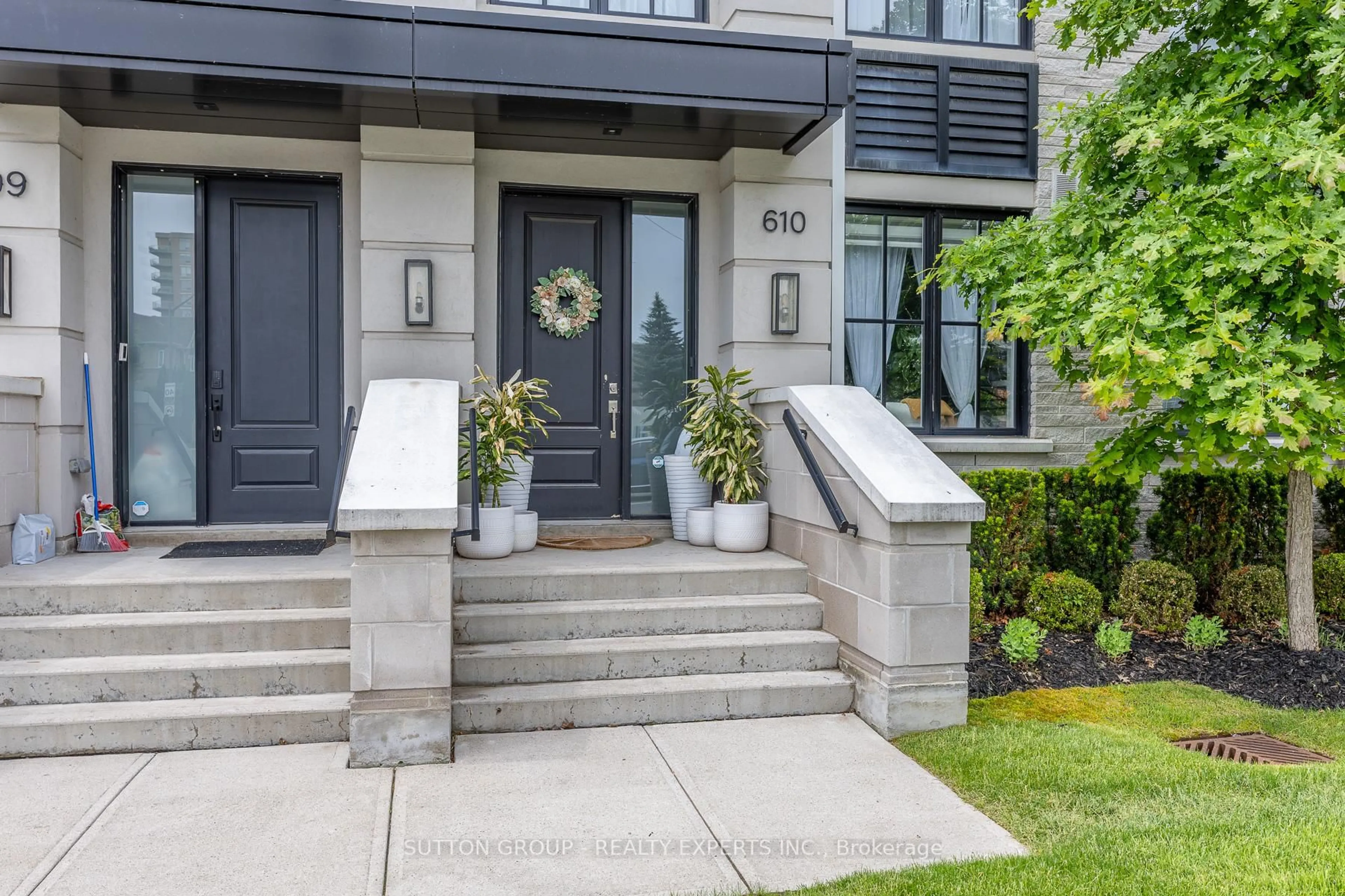 Indoor entryway for 1190 Cawthra Rd #610, Mississauga Ontario L5E 0B7