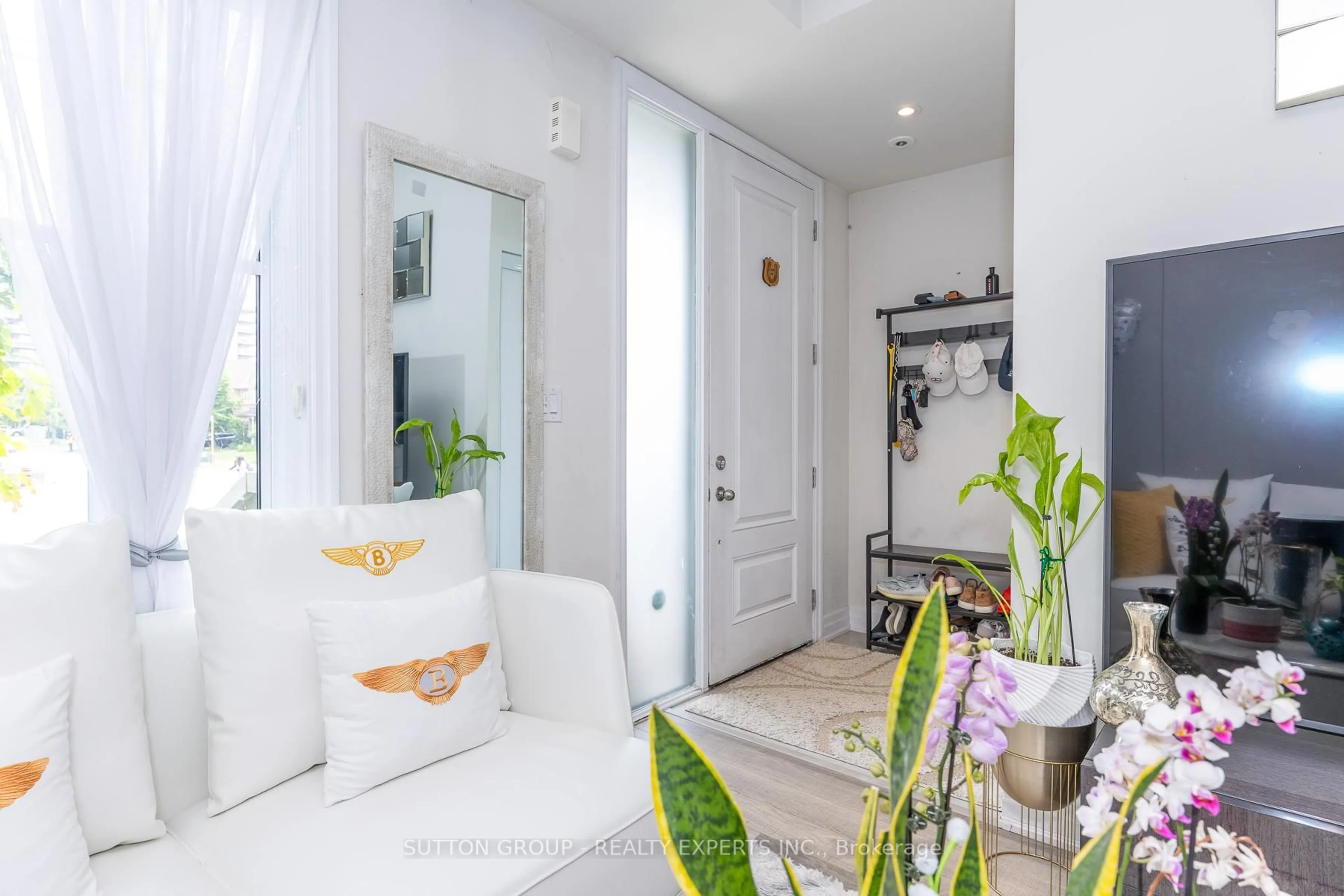 Indoor entryway for 1190 Cawthra Rd #610, Mississauga Ontario L5E 0B7