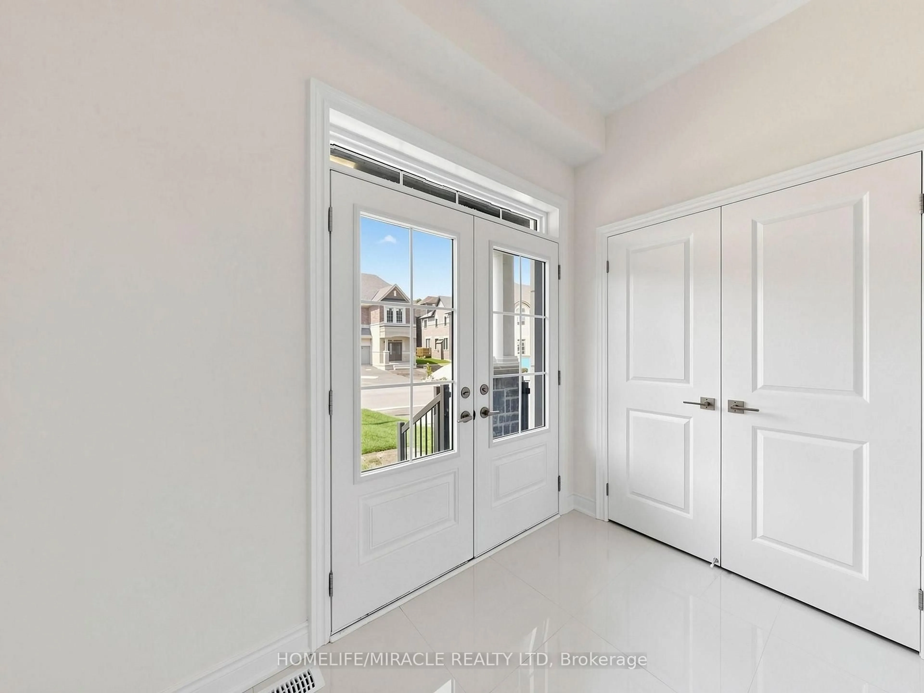 Indoor entryway for 8 Ralston Crt, Brampton Ontario L6X 5S9