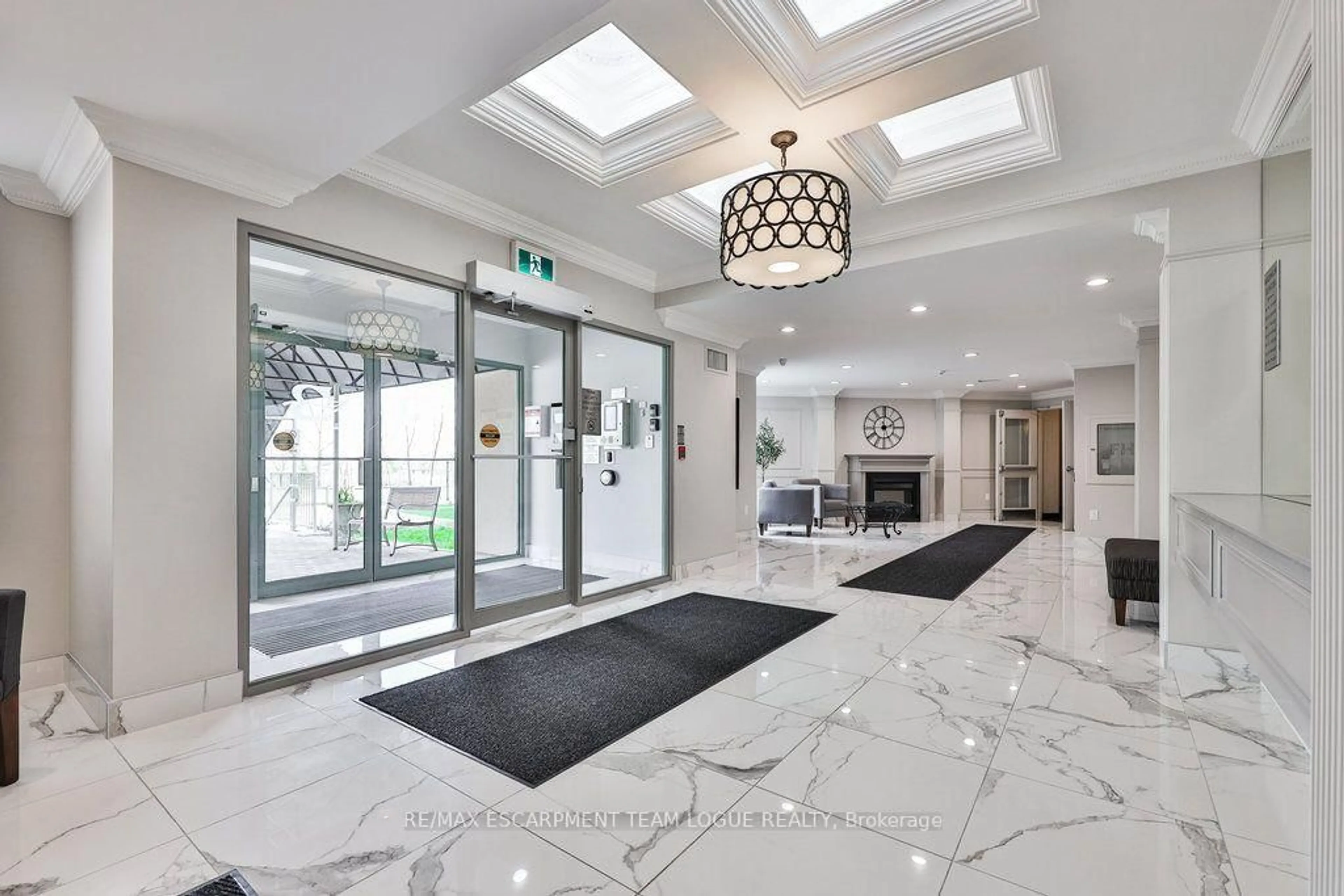 Indoor foyer for 2085 Amherst Heights Dr #PH705, Burlington Ontario L7P 5C2