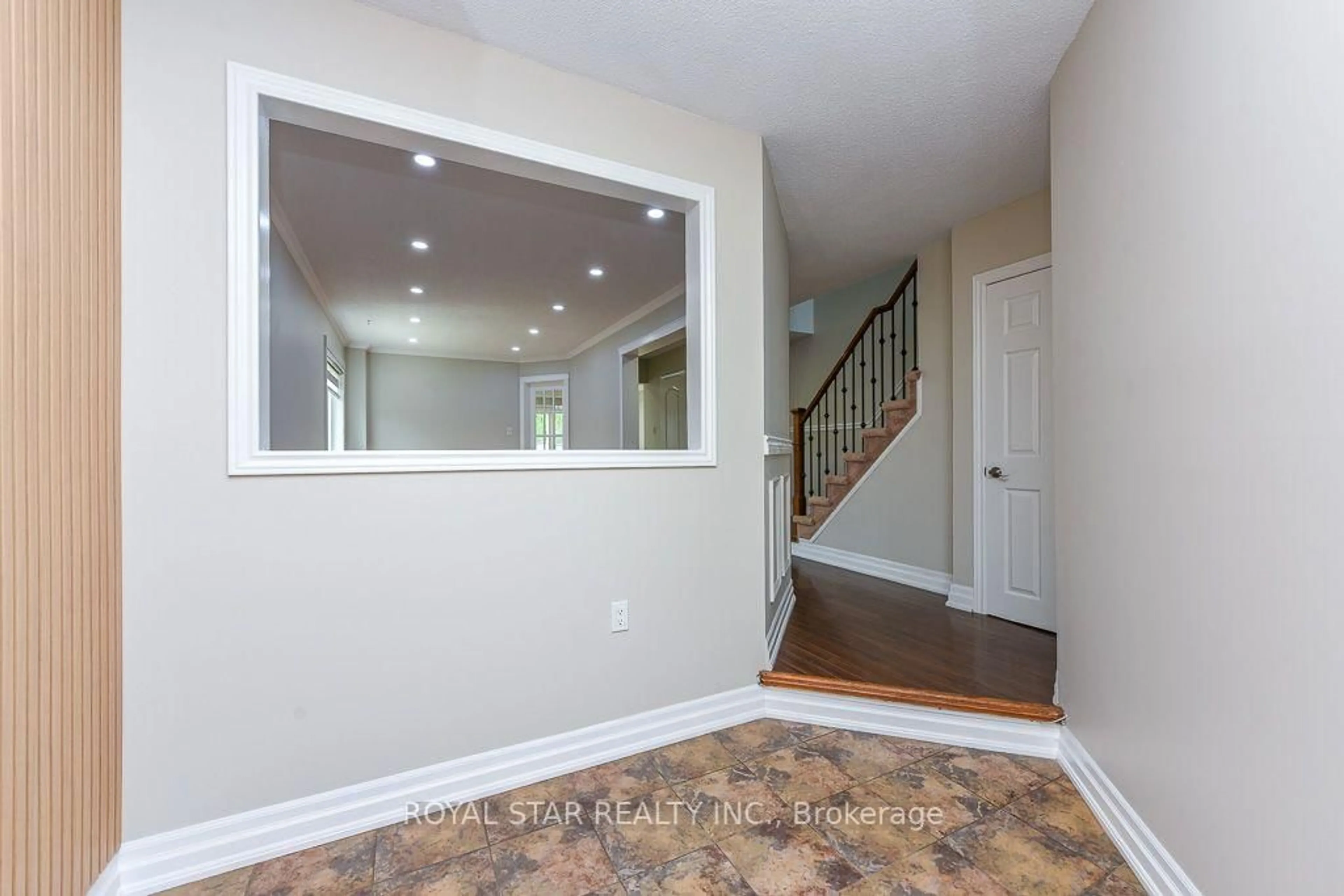 Indoor entryway for 118 Tiller Tr, Brampton Ontario L6X 4S8