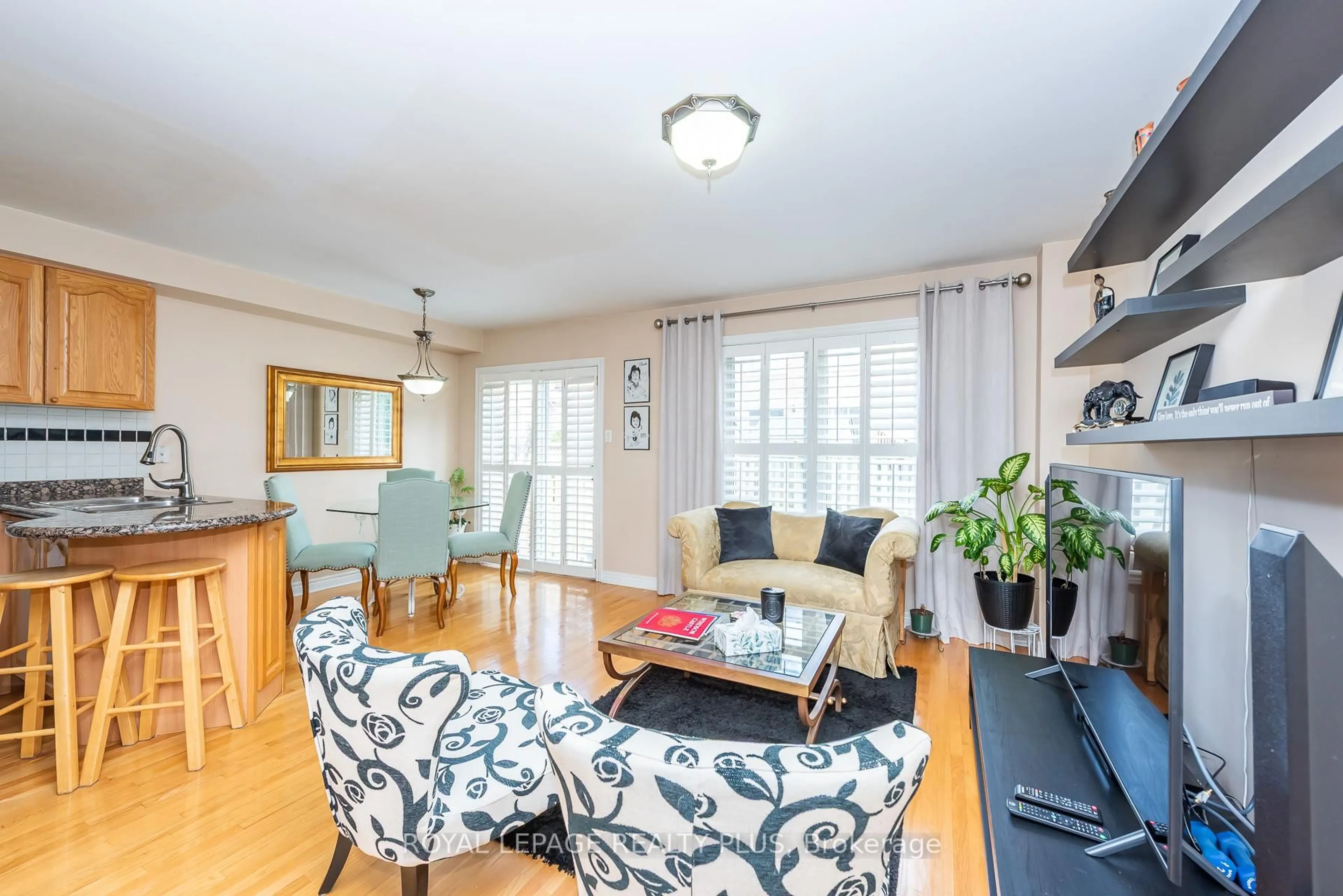 Living room with furniture, wood/laminate floor for 6943 Buttle Station Pl, Mississauga Ontario L5W 1B8