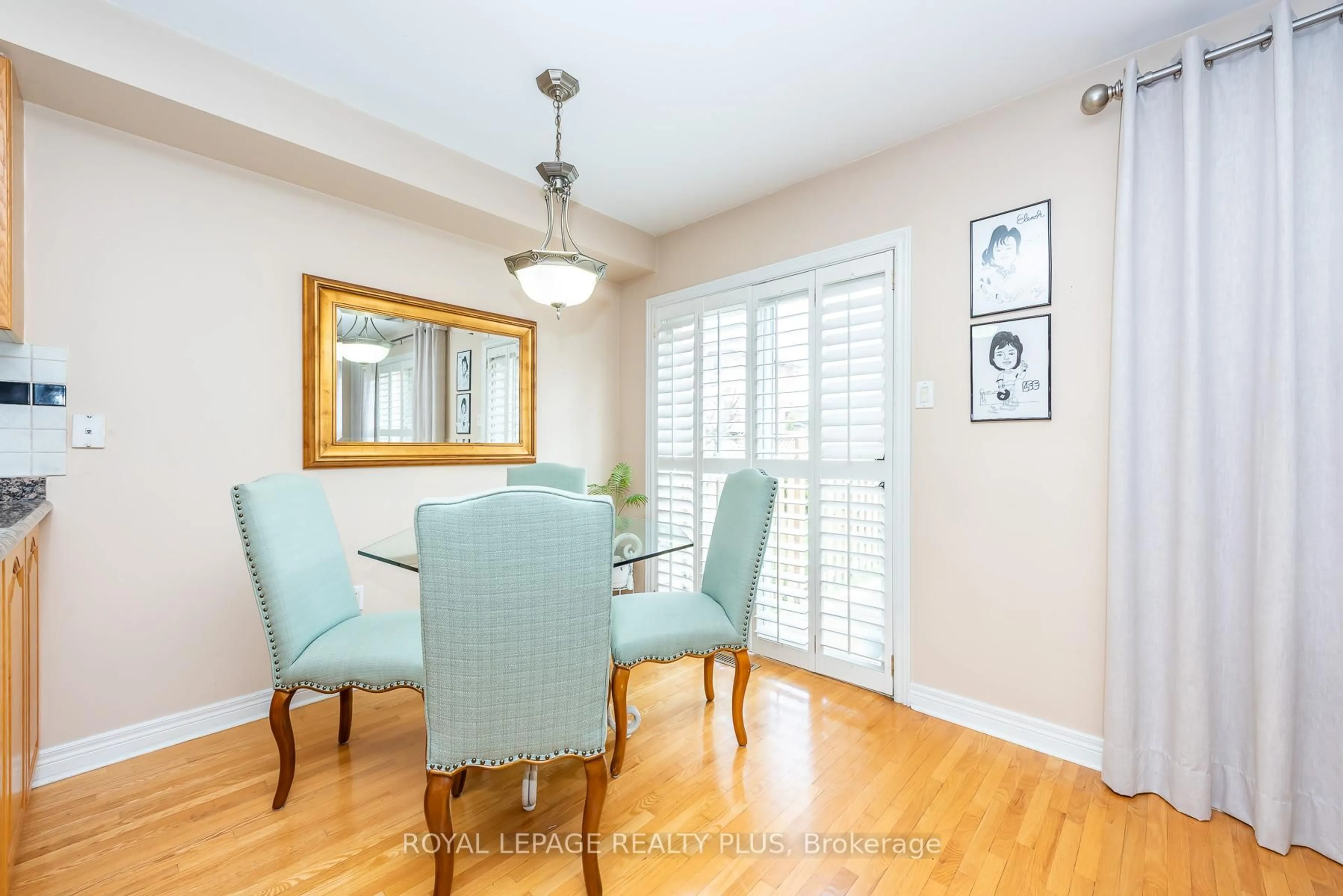 Dining room, wood/laminate floor for 6943 Buttle Station Pl, Mississauga Ontario L5W 1B8