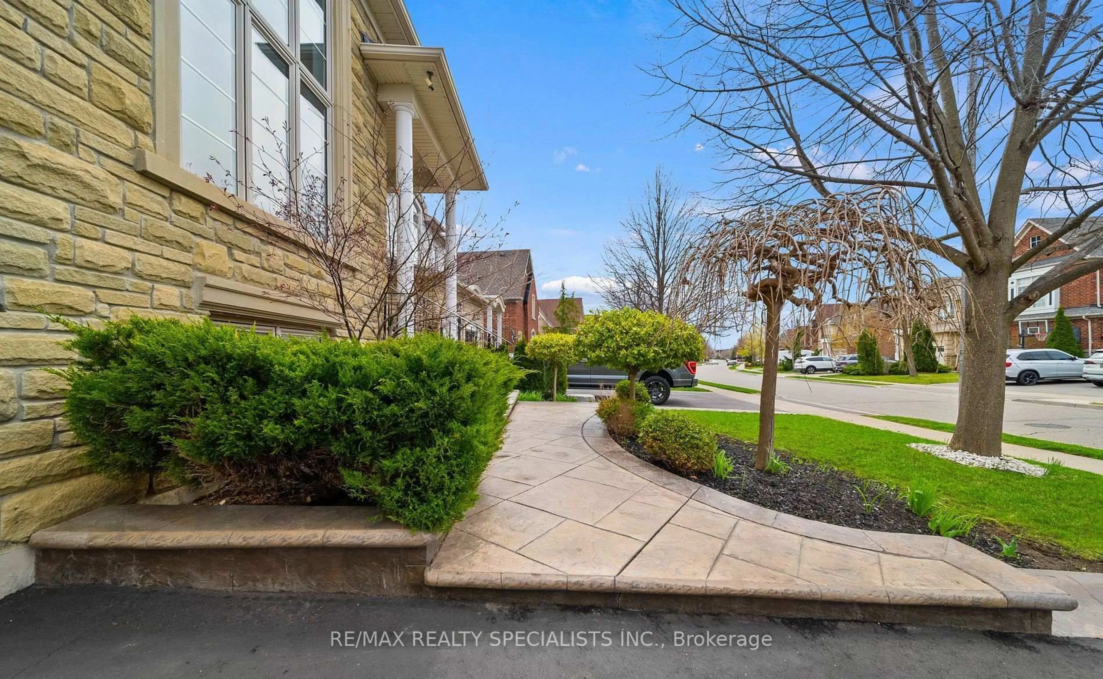 Unknown for 31 Saint Hubert Dr, Brampton Ontario L6P 1W1